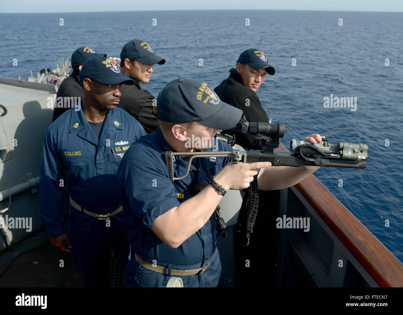Le lieutenant Mike Knickerbocker à bord de l'USS Ramage (DDG 61) démontre l'utilisation d'un canon laser Dazzler dans le cadre de l'entraînement à l'attaque de petits bateaux. Le navire participe à des opérations de sûreté maritime dans la zone d'opérations de la 6e flotte américaine. Banque D'Images