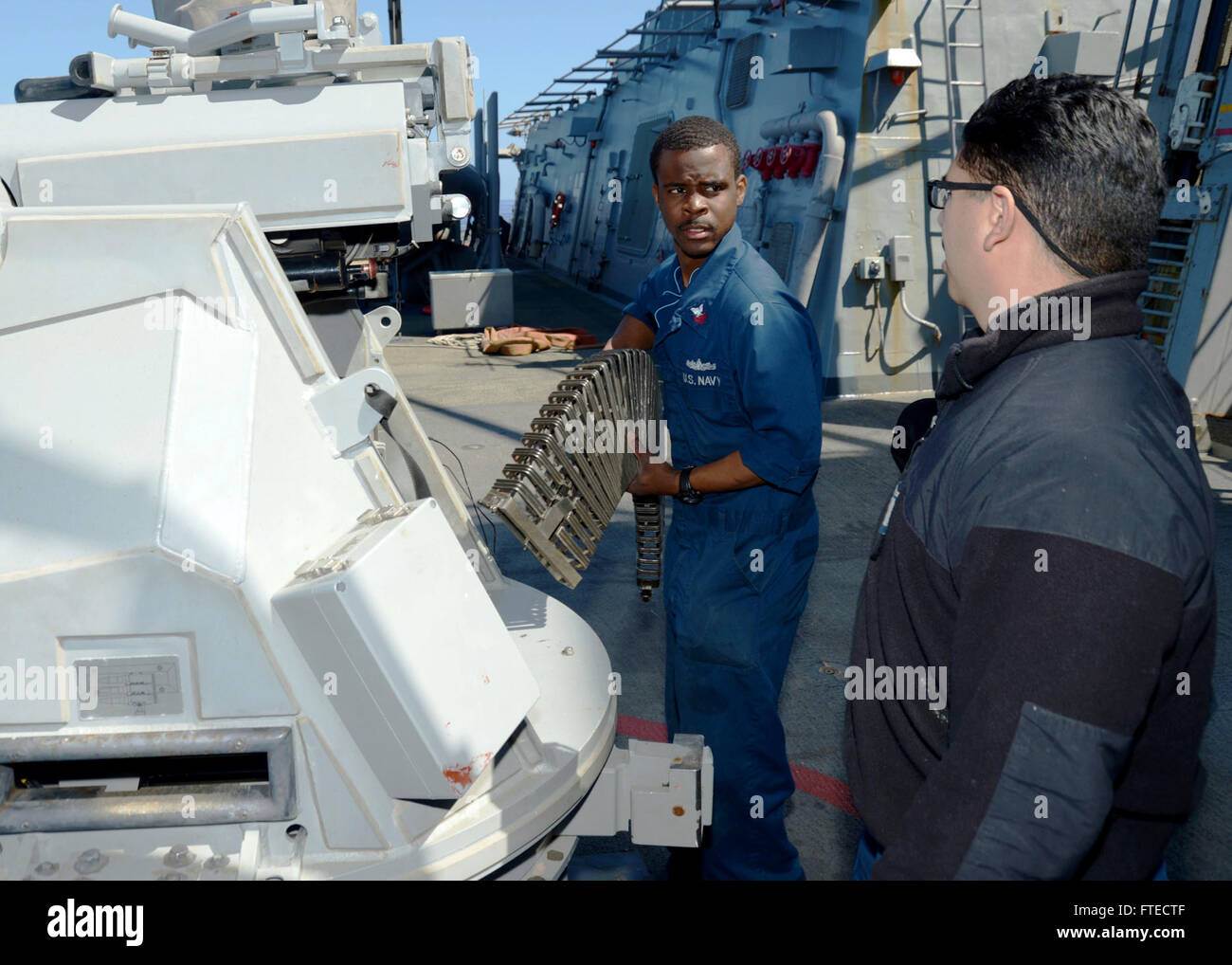 140326-N-CH661-028 MER MÉDITERRANÉE (27 mars 2014) - Gunner's Mate 1re classe Damian Perkins, à gauche, et l'Artilleur 4400 Aaron 3e classe Reyesvilla, tous deux assignés à missiles de l'USS Ramage (DDG 61), charger des coups de canon sur la marque-38 25mm machine gun en vue de procéder à un exercice de tir réel. Ramage, homeported à Norfolk, en Virginie, est sur un déploiement prévu des opérations de sécurité maritime et les efforts de coopération en matière de sécurité dans le théâtre américain dans la 6ème zone d'opérations de la flotte. (U.S. Photo par marine Spécialiste de la communication de masse 2e classe Jared King/libérés) Inscrivez-vous la conversatio Banque D'Images
