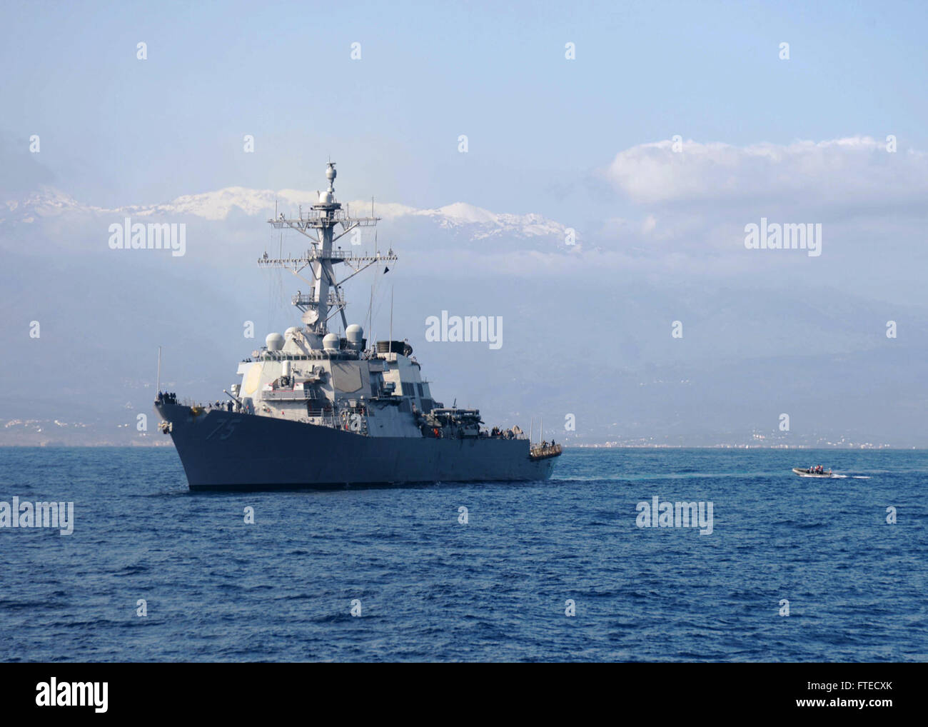 Cette image montre un bateau pneumatique à coque rigide de l'USS Ramage (DDG 61) effectuant un transfert avec l'USS Donald Cook (DDG 75) en mer Méditerranée. L'opération soutient les efforts de sécurité de la 6e flotte américaine. Banque D'Images