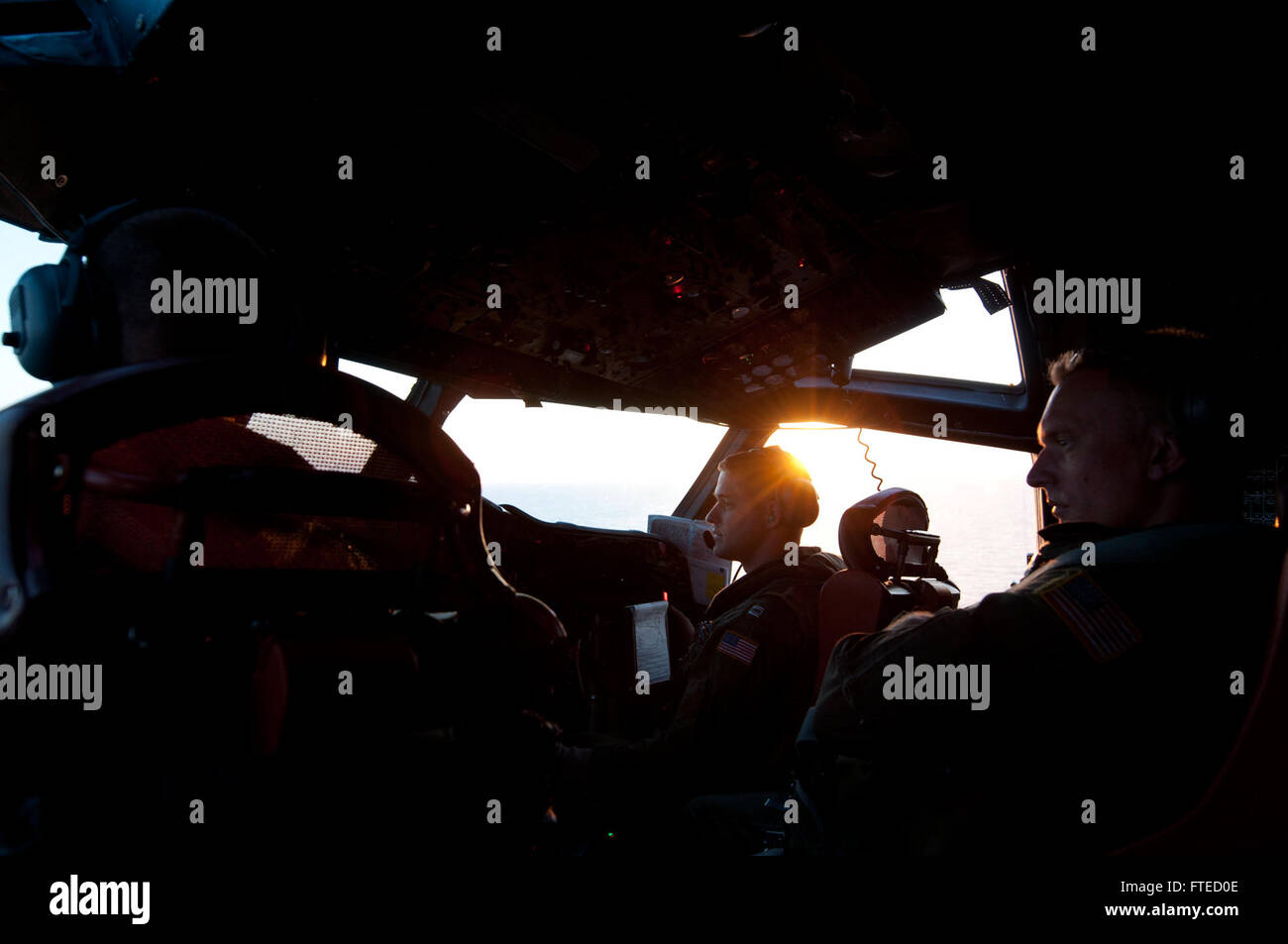 De Sigonella, en Sicile (1 avril 2014) - La station de vol d'un P-3C Orion les aéronefs de patrouille maritime de la "Golden Eagles" de l'Escadron de patrouille (VP) 9, reste vigilant lors d'une mission tactique sur la mer Méditerranée. VP-9 est déployée en avant à la sixième flotte américaine domaine de responsabilité et est actuellement affecté à la CTF 67, responsable de contrôle tactique de patrouille et de reconnaissance maritime déployés dans toute l'escadrons de l'Afrique et les zones d'opérations. Banque D'Images