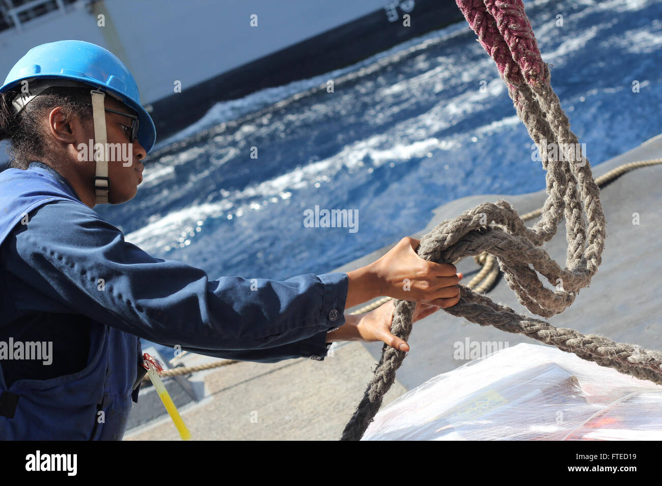 Océan Indien (15 avril 2014) - Boastswain Quentetta Fornville 4400 Seaman forage une palette à bord du destroyer lance-missiles USS Nitze (DDG 94) au cours d'un ravitaillement en mer avec le transport maritime militaire de la flotte de commandement reconstitution oiler USNS Joshua Humphreys (T-AO-188). Nitze est sur un déploiement prévu des opérations de sécurité maritime et les efforts de coopération en matière de sécurité dans le théâtre américain dans la 6ème zone d'opérations de la flotte. Banque D'Images