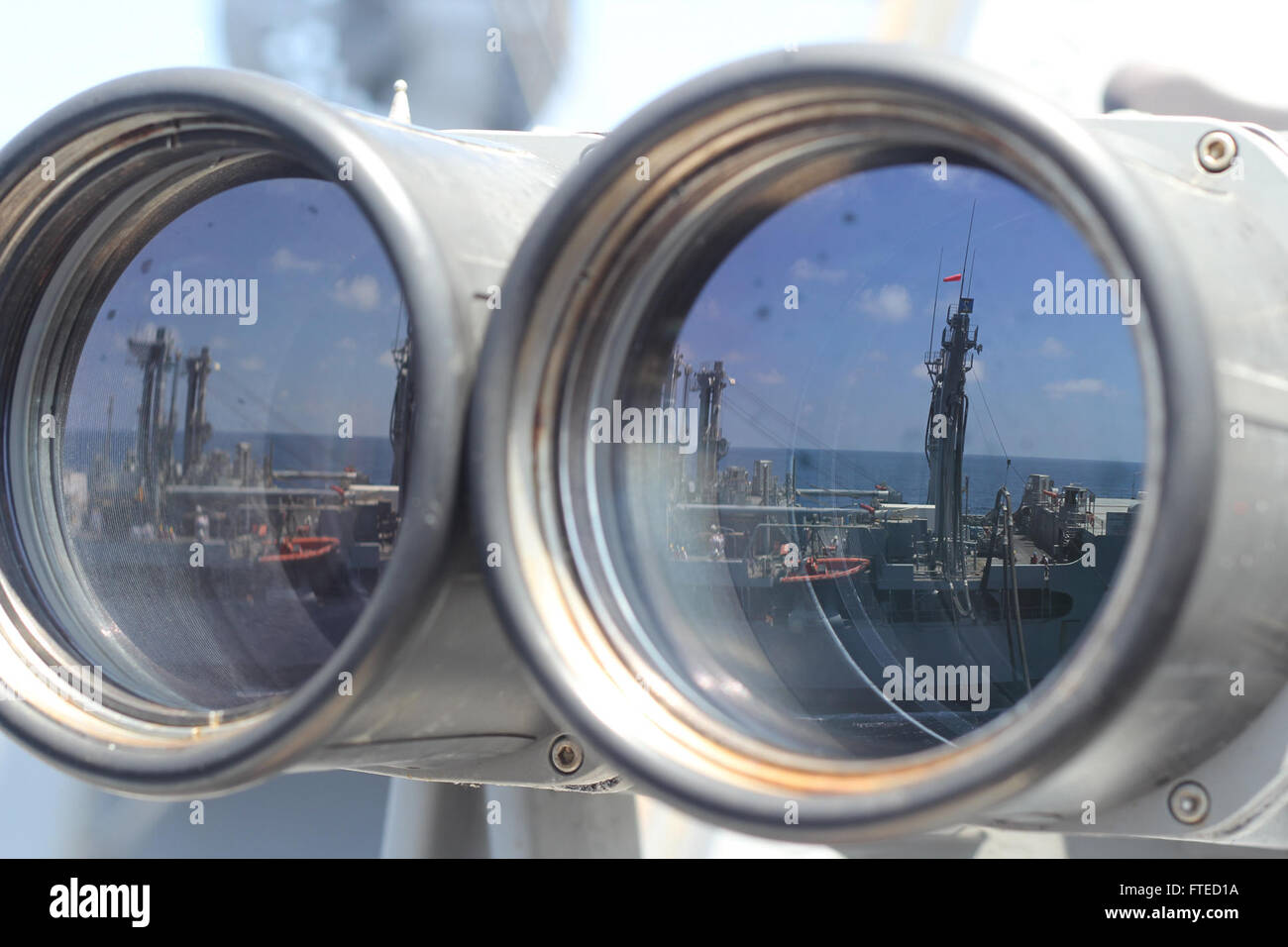 Océan Indien (15 avril 2014) - le "gros yeux" à bord du destroyer lance-missiles USS Nitze (DDG 94) attraper le reflet de ravitaillement de la flotte militaire commande de réapprovisionnement oiler USNS Joshua Humphreys (T-AO-188) au cours d'un ravitaillement en mer. Nitze est sur un déploiement prévu des opérations de sécurité maritime et les efforts de coopération en matière de sécurité dans le théâtre américain dans la 6ème zone d'opérations de la flotte. Banque D'Images