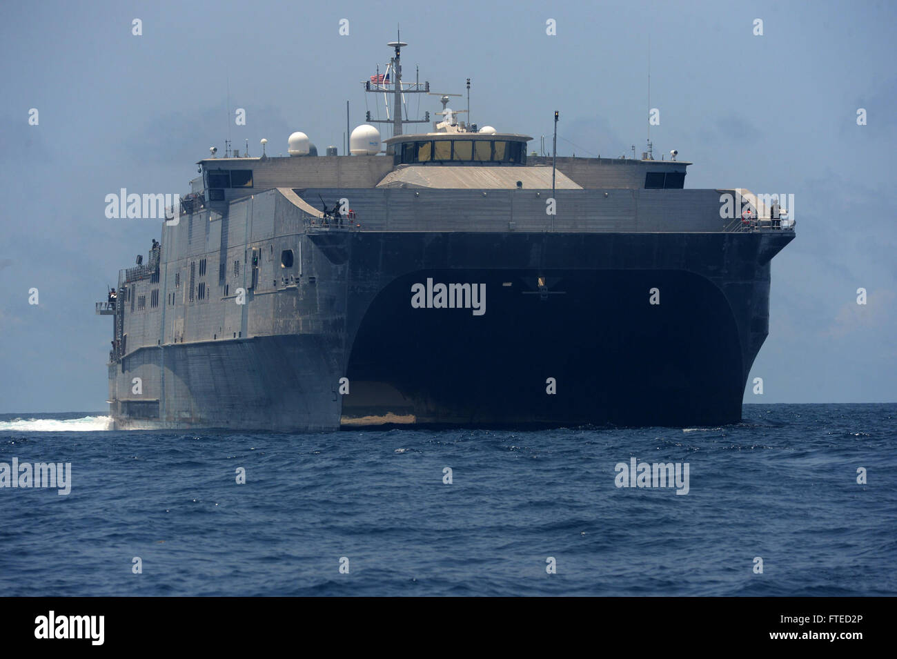 140402-N-AP176-029 Golfe de Guinée (2 avril 2014) - Joint, bateau à grande vitesse l'USNS Lance (JHSV 1) opère dans le golfe de Guinée dans le cadre d'un combiné des États-Unis et du Ghana, l'application du droit maritime en vertu de l'application du droit maritime de l'Afrique Partenariat (AMLEP) programme. AMLEP, la phase opérationnelle du partenariat de l'Afrique centrale (APS), rassemble des U.S. Navy, Garde côtière américaine, et l'Afrique respectifs des forces maritimes de partenaire à partenaire qui patrouillent les eaux territoriales de la zone d'exclusion économique et dans le but d'intercepter les navires qui peuvent avoir été impliqués dans les activités illicites. Spe Banque D'Images