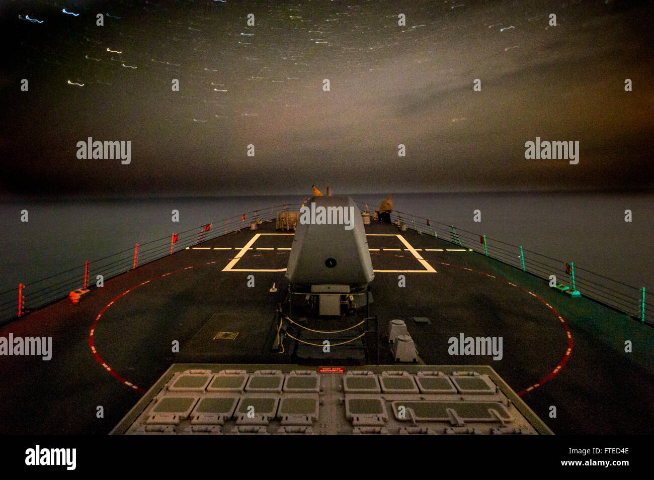 L'USS Donald Cook (DDG 75), un destroyer à missiles guidés de classe Arleigh Burke, traverse la mer Méditerranée lors d'un déploiement prévu. Le destroyer soutient les opérations de sécurité maritime et les efforts de coopération en matière de sécurité dans la zone d'opérations de la 6e flotte américaine. Banque D'Images