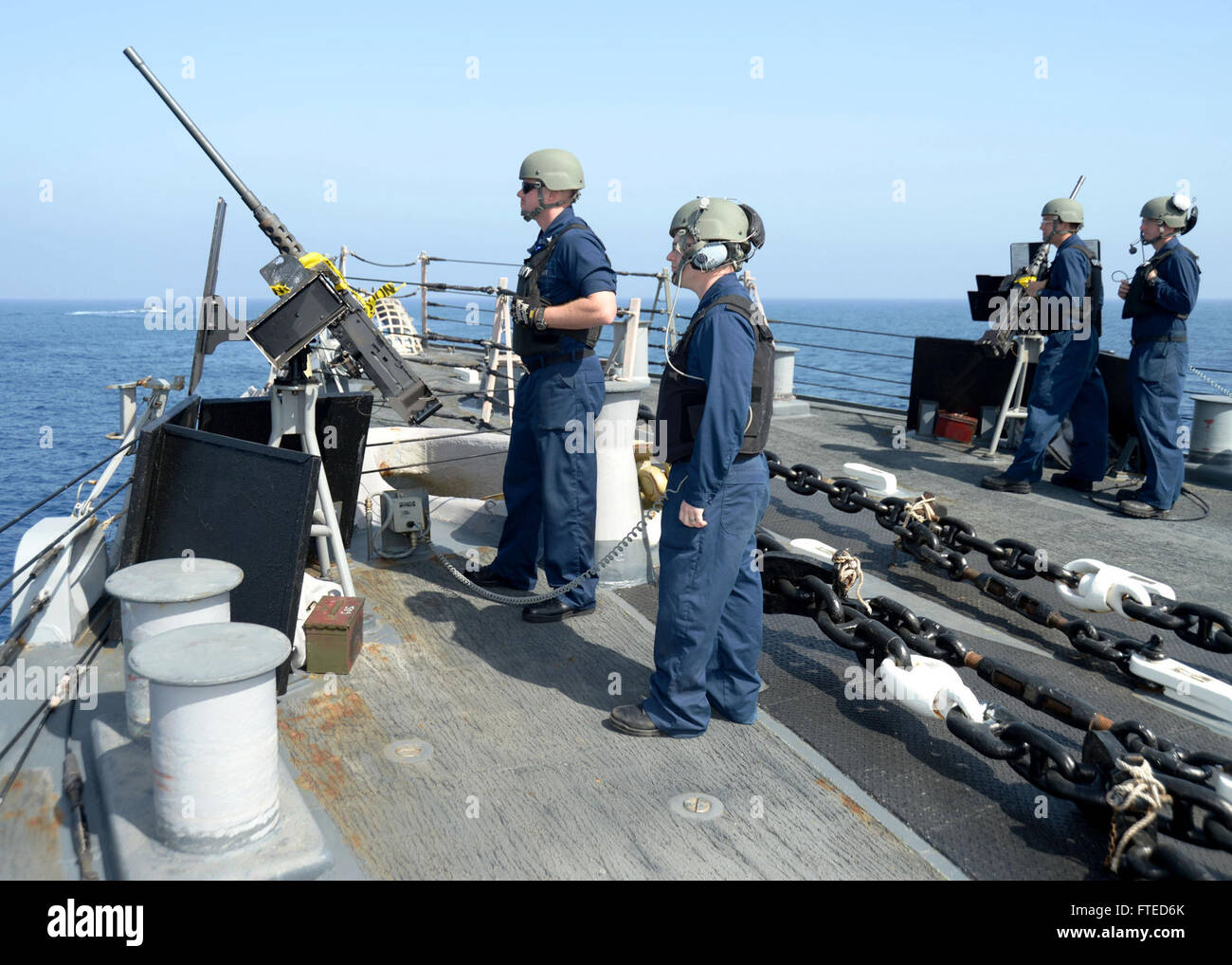 140408-N-CH661-073 MER MÉDITERRANÉE (8 avril 2014) - Les Marins, attribué à missiles de l'USS Ramage (DDG 61), l'homme de calibre 50 la machine gun se monte sur le gaillard au cours de la formation d'attaque de petits bateaux dans le cadre de l'exercice Noble Dina, un rapport annuel sur l'exercice d'entraînement multi-nationale menée avec l'Hellenic et israéliennes marines. Ramage, homeported à Norfolk, en Virginie, est sur un déploiement prévu des opérations de sécurité maritime et les efforts de coopération en matière de sécurité dans le théâtre américain dans la 6ème zone d'opérations de la flotte. (U.S. Photo par marine Spécialiste de la communication de masse 2e classe Jared Kin Banque D'Images