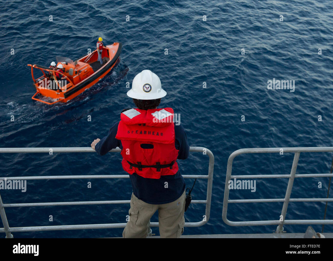 Cette opération représente l’USNS Spearhead (JHSV 1) effectuant une mission de sauvetage dans le golfe de Guinée. La mission s’inscrit dans le cadre de la collaboration entre les États-Unis et le Ghana en matière d’application de la loi maritime dans le cadre de l’AMLEP, qui se concentre sur le maintien de la sécurité maritime dans la région. Banque D'Images
