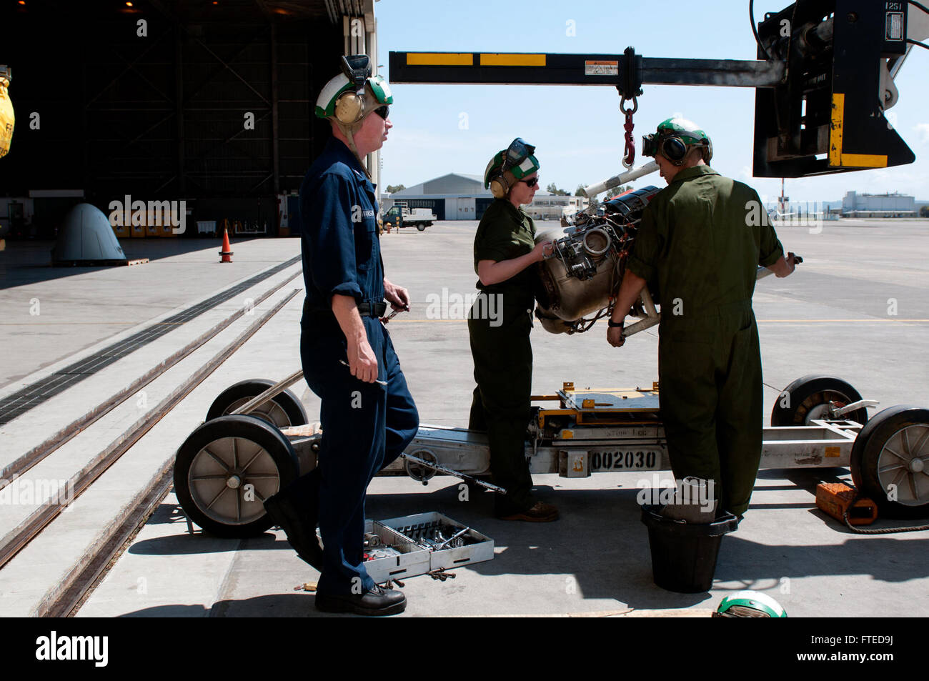 Les marins du patrouilleur 9 de la Naval Air Station Sigonella préparent un APU pour la maintenance d'un avion P-3C Orion lors d'une inspection de routine. Banque D'Images