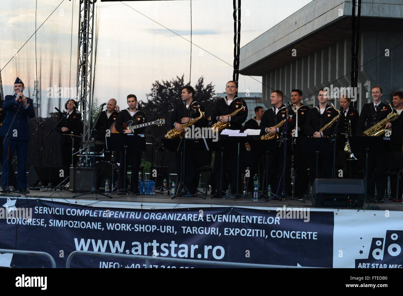 150509-N-HK305-560 SLATINA, Roumanie (9 mai 2015) Le "Jazz" des diplomates de la U.S. Naval Forces Europe Band reconnaître les applaudissements de l'auditoire à la fin d'un concert à Slatina, en Roumanie, le 9 mai 2015. Parrainé par U.S. Naval Support Facility Deveselu et du pays hôte le gouvernement local dans l'Olt, Roumanie, le groupe a joué deux concerts et partagé la scène avec des artistes locaux. (U.S. Photo par marine Spécialiste de la communication de masse 2e classe Luc Meineke/libérés) Banque D'Images