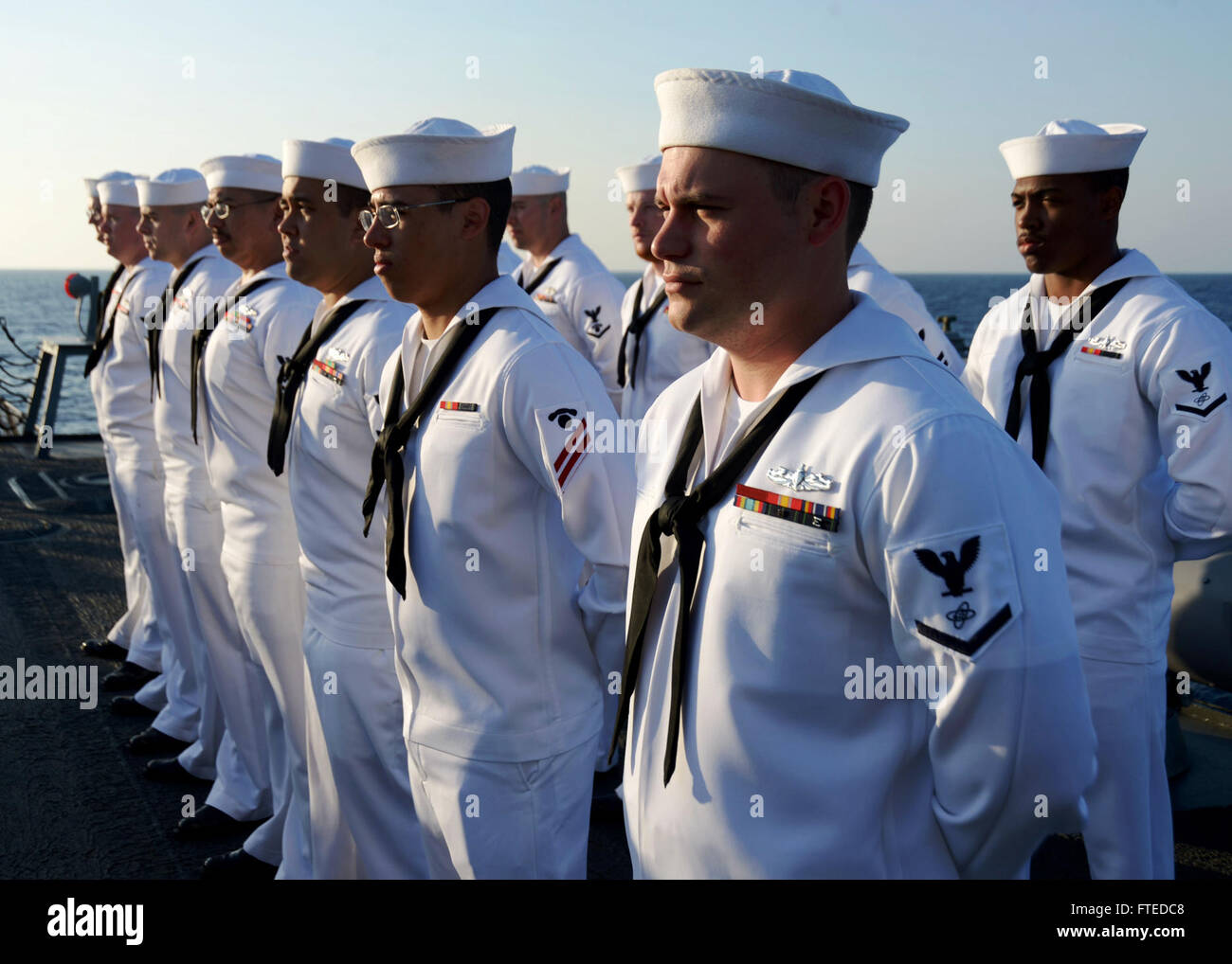 140412-N-CH661-002 : MER MÉDITERRANÉE (12 avril 2014) - Les Marins affectés aux missiles de l'USS Ramage (DDG 61) stand by pour une robe d'inspection uniformes blancs sur le pont de missiles. Ramage, homeported à Norfolk, en Virginie, est sur un déploiement prévu des opérations de sécurité maritime et les efforts de coopération en matière de sécurité dans le théâtre américain dans la 6ème zone d'opérations de la flotte. (U.S. Photo par marine Spécialiste de la communication de masse 2e classe Jared King/libérés) Inscrivez-vous à la conversation sur Twitter ( https://twitter.com/naveur navaf ) Suivez-nous sur Facebook ( https://www.facebook.com/USNavalForcesEur Banque D'Images