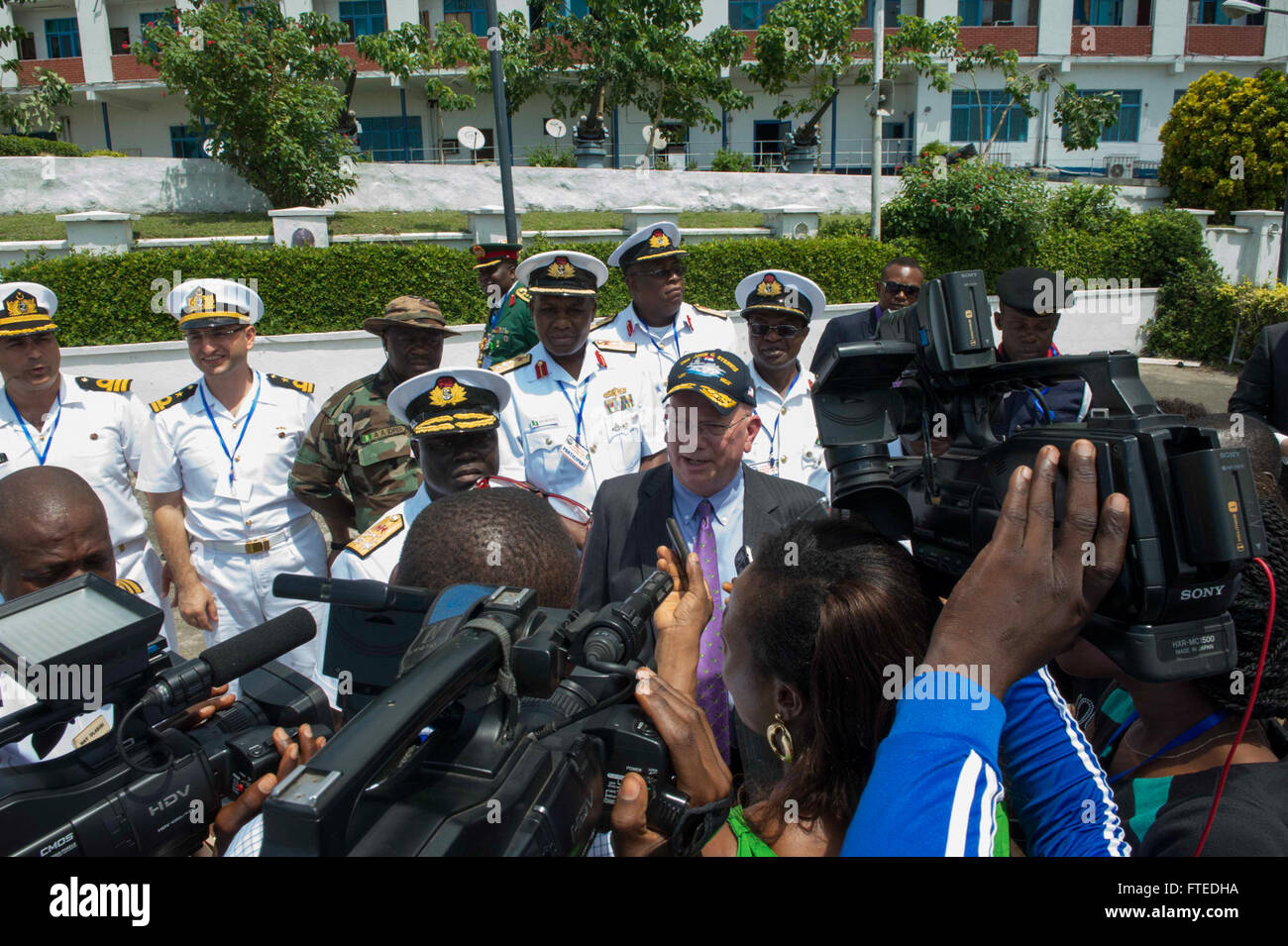 140416-N-ZY039-017 Lagos, Nigeria (16 avril 2014) - James F. Entwistle, l'ambassadeur américain au Nigeria, est interviewé par les médias nigérians au cours de cérémonies d'ouverture pour l'exercice Obangame Express. Obangame Express est un golfe de Guinée maritime multinationale à base d'exercice visant à améliorer la coopération, l'interdiction de l'expertise et l'échange d'information entre les pays d'Afrique occidentale et centrale des Forces maritimes afin d'accroître la sécurité maritime et la sécurité dans la région. (U.S. Photo par marine Spécialiste de la communication de masse Seaman Justin R. DiNiro/ libéré) Banque D'Images