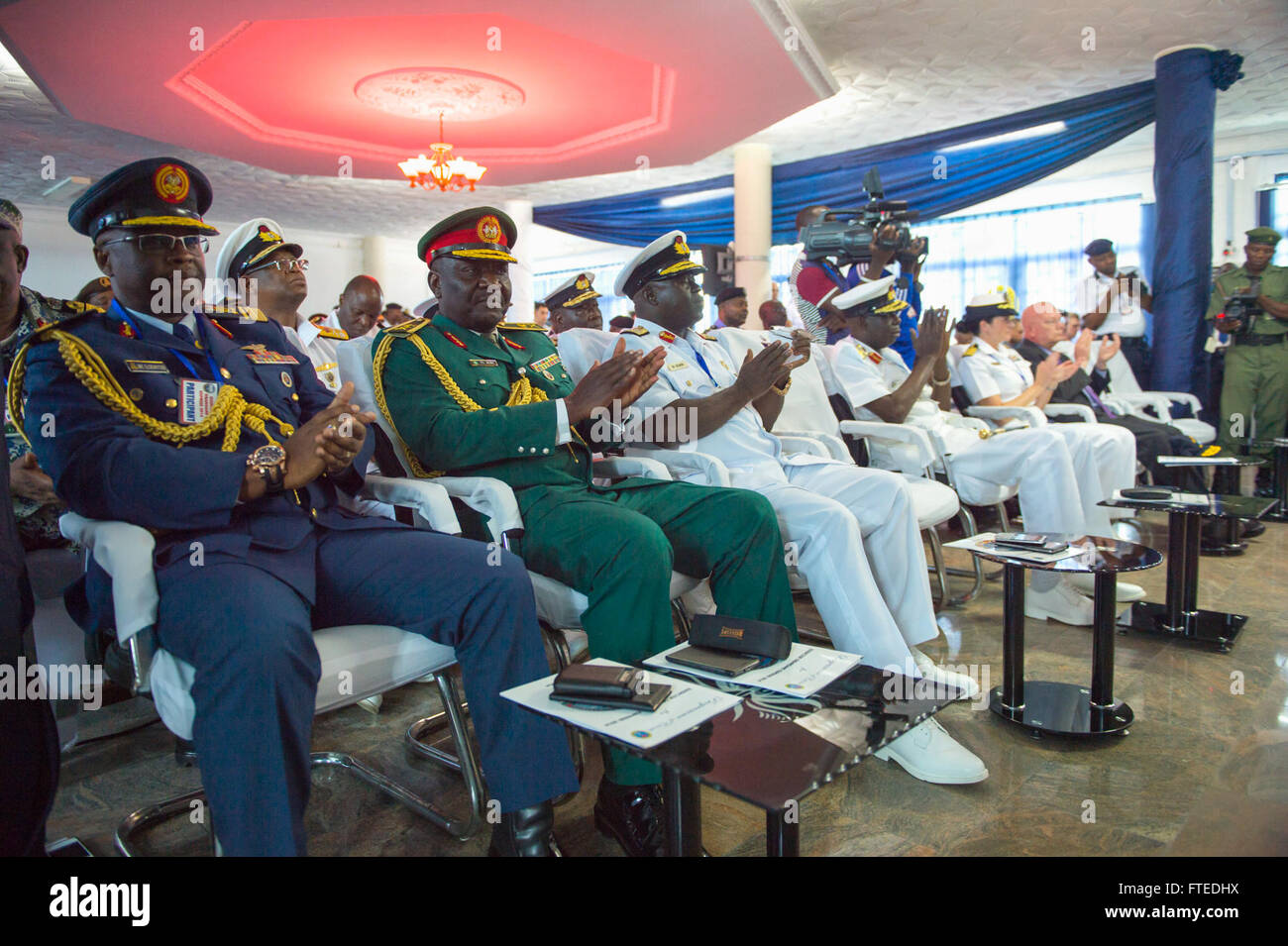 140416-N-ZE250-069 Lagos, Nigeria (16 avril 2014) - États-Unis et félicite les responsables nigérians au cours de l'Obangame Express 2014 Cérémonie d'ouverture à l'ouest de la marine nigériane, quartier général du Commandement des forces navales. Obangame Express est un golfe de Guinée maritime multinationale à base d'exercice visant à améliorer la coopération, l'interdiction de l'expertise et l'échange d'information entre les pays d'Afrique centrale et de la force maritime afin d'accroître la sécurité maritime et la sécurité dans la région. (U.S. Photo par marine Spécialiste de la communication de masse Seaman Weston Jones/libérés) Banque D'Images