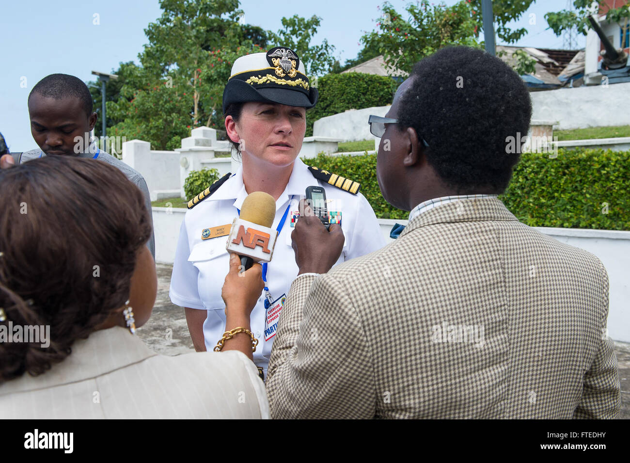 140416-N-ZE250-075 Lagos, Nigeria (16 avril 2014)- Le Capitaine de la Marine américaine Nancy Lacore, directeur de l'exercice, des entretiens avec les journalistes nigérians après la cérémonie d'Obangame Express 2014 à la marine nigériane commandement naval de l'Ouest. Obangame Express est un golfe de Guinée maritime multinationale à base d'exercice visant à améliorer la coopération, l'interdiction de l'expertise et l'échange d'information entre les pays d'Afrique centrale et de la force maritime afin d'accroître la sécurité maritime et la sécurité dans la région. (U.S. Photo par marine Spécialiste de la communication de masse Seaman Weston Jones/libérés) Banque D'Images