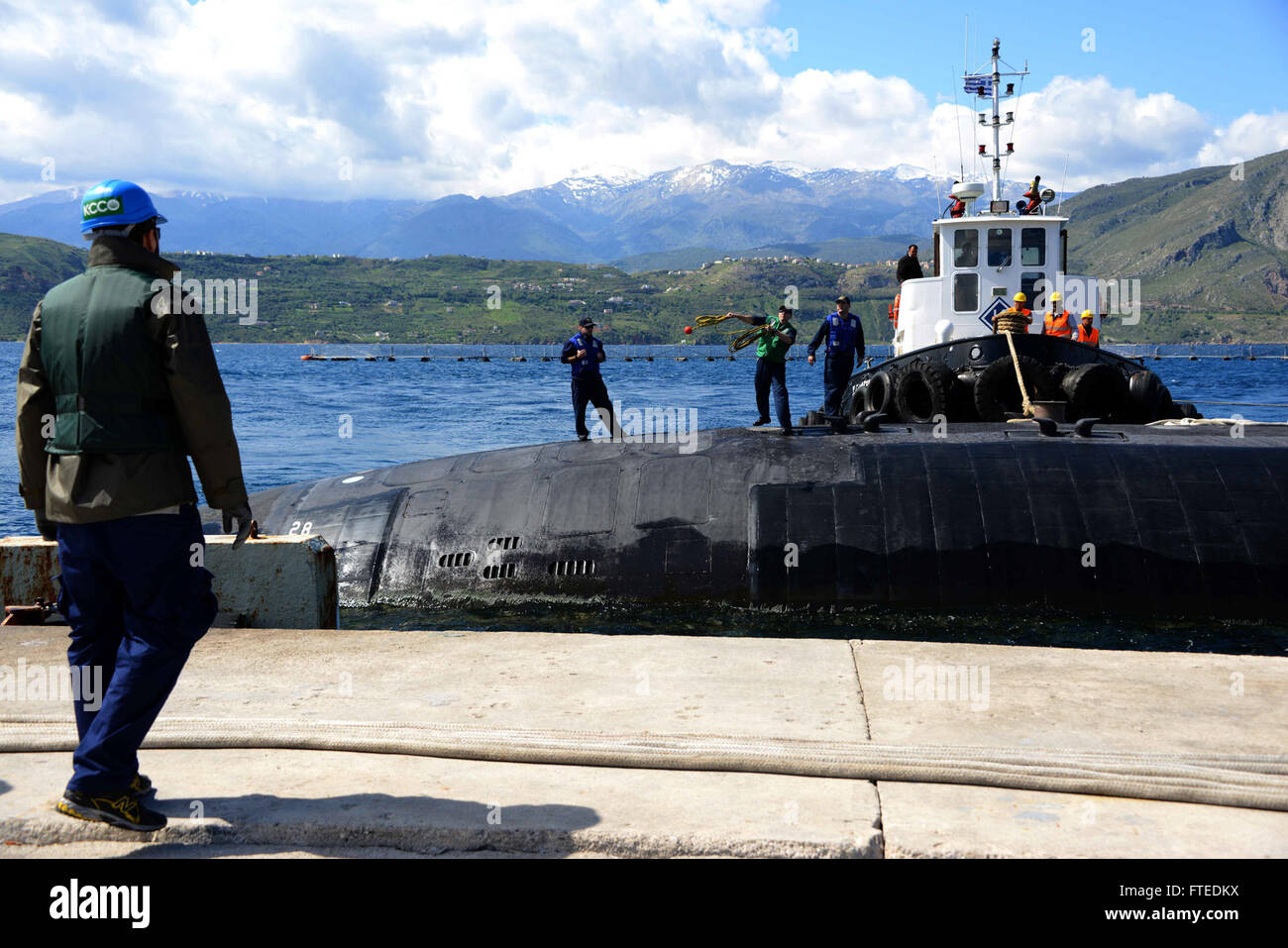 140418-N-JE719-076 La baie de Souda, la Grèce (18 avril 2014) - Marins sur le Los Angeles-sous-marin d'attaque de classe USS San Juan (SSN 751) amarrer le navire à quai l'OTAN Marathi installation pour une visite du port. San Juan est sur un déploiement prévu des opérations de sécurité maritime et les efforts de coopération en matière de sécurité dans le théâtre américain dans la 6ème zone d'opérations de la flotte. (U.S. Photo par marine Spécialiste de la communication de masse 2e classe Jeffrey M. Richardson/libérés) Inscrivez-vous à la conversation sur Twitter ( https://twitter.com/naveur navaf ) Suivez-nous sur Facebook ( https://www.facebook.com/USNavalForcesEuropeAfrica ) et whi Banque D'Images