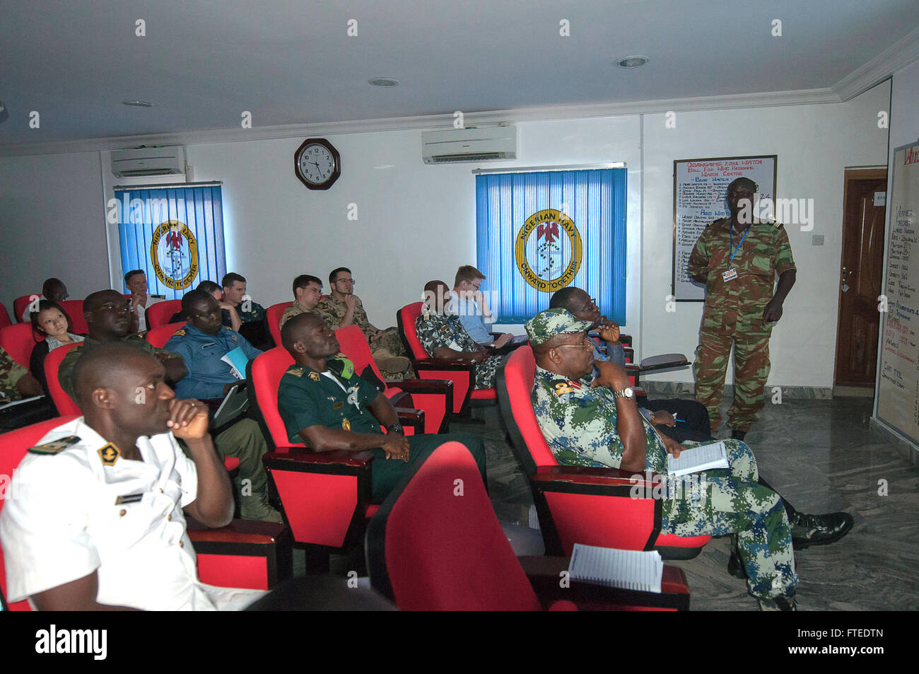 140420-N-ZE250-011 Lagos, Nigeria (20 avril 2014 - les militaires africains et européens afficher une présentation à l'ouest du Nigéria au cours de l'exercice du commandement naval Obangame Express 2014. Obangame Express est un U.S. Africa Command-parrainé l'exercice maritime multinational visant à accroître la sûreté et la sécurité maritime dans le golfe de Guinée. (U.S. Photo par marine Spécialiste de la communication de masse Weston Jones/libérés) Inscrivez-vous à la conversation sur  <a href ='https://twitter.com/naveur navaf' rel ='nofollow' >Twitter </a > Suivez-nous sur  <a href ='https://www.facebook.com/USNavalForcesEuropeAfrica' rel ='nofo Banque D'Images