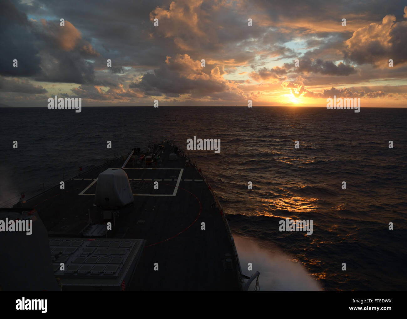 Cette image montre l'USS Ramage (DDG 61) transitant par le détroit de Gibraltar le 21 avril 2014. Le destroyer à missiles guidés était sur un déploiement prévu dans la zone de la 6e flotte américaine, soutenant les opérations de sécurité maritime et les efforts de coopération en matière de sécurité sur le théâtre. Banque D'Images