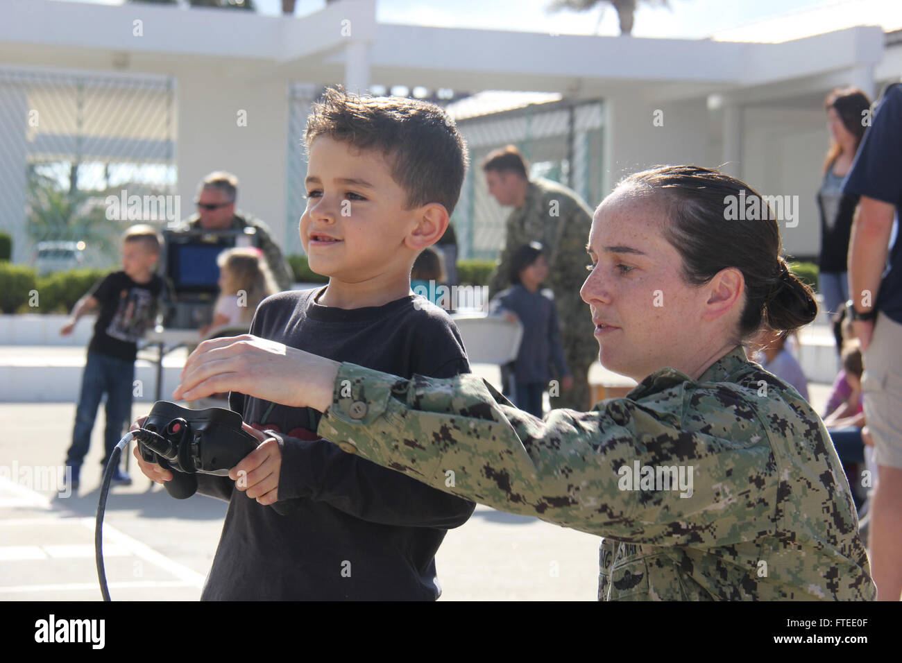 Le 23 avril 2014, Katie Schlichting, technicienne en élimination d’explosifs de 3e classe, a fait une démonstration du fonctionnement du robot PACBOT 310 à l’école primaire David Glasgow Farragut à Rota, en Espagne, pour sensibiliser aux techniques d’élimination d’explosifs. Banque D'Images