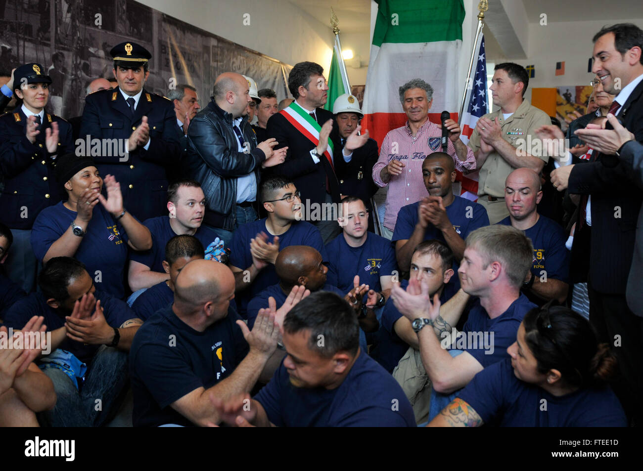 Le 24 avril 2014, les marins du 9e escadron de patrouille ont été reconnus pour leur contribution lors d’un projet de relations communautaires au Musée Targa Florio à Sigonella, en Sicile. La Targa Florio est une course automobile historique datant de 1906. Banque D'Images