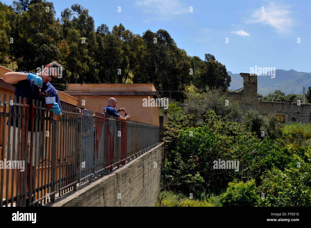 Des marins du Patrol Squadron (VP) 9 participent à un projet communautaire au musée Targa Florio en Sicile. Le musée, qui abrite la course historique Targa Florio, est un symbole de l'histoire du sport automobile d'endurance. Banque D'Images