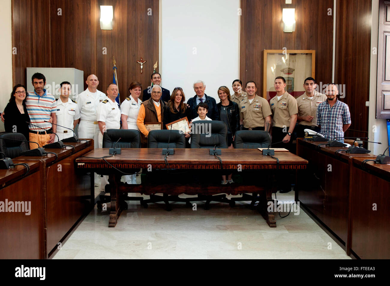 Cette image montre des marins américains de l'équipe de soutien maritime à terre du détachement de l'Europe de la Marine (CNE DET MAST) et du 9e escadron de patrouille, posant avec le maire de Motta, en Sicile. La cérémonie honore leur travail bénévole au sein de la communauté locale. Banque D'Images