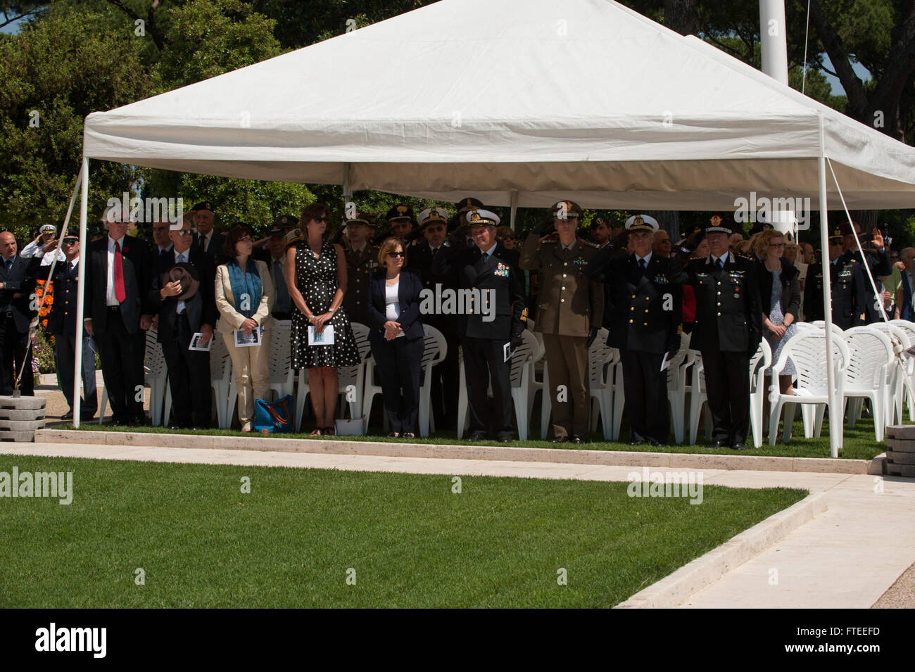 Des civils et des militaires italiens commémorent le jour du souvenir au cimetière américain Sicile-Rome à Nettuno, en Italie. La cérémonie honore 7 861 soldats américains morts pendant la seconde Guerre mondiale, en particulier ceux qui ont sacrifié leur vie pour la libération de l'Italie. Banque D'Images