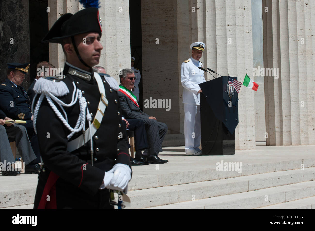 Le vice-amiral Phil Davidson de la 6e flotte américaine prononce un discours au cimetière et mémorial américains Sicile-Rome à Nettuno, en Italie, lors d'une cérémonie du Memorial Day. Le cimetière honore 7 861 soldats américains morts lors de la campagne italienne de la seconde Guerre mondiale, symbolisant les sacrifices consentis dans la libération de l'Italie. Banque D'Images