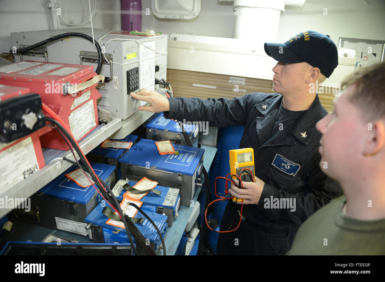 140528-N-MW280-107 : MER MÉDITERRANÉE (28 mai 2014) - Aviation-électricien 3 Classe Erick Delp et la FPC. Josh Hammond une charge de la batterie de l'aviation d'un MV-22 Osprey à bord du navire d'assaut amphibie polyvalent USS Bataan (DG 5). Bataan, avec des éléments de la 22e Marine Expeditionary Unit, fonctionne dans la sixième flotte américaine dans la zone d'opérations pour augmenter les forces d'intervention en cas de crise aux États-Unis dans la région. (U.S. Photo par marine Spécialiste de la communication de masse 3 Classe Chase Hawley/libérés) Inscrivez-vous à la conversation sur Twitter ( https://twitter.com/naveur navaf ) Suivez-nous sur Facebook ( https :// Banque D'Images