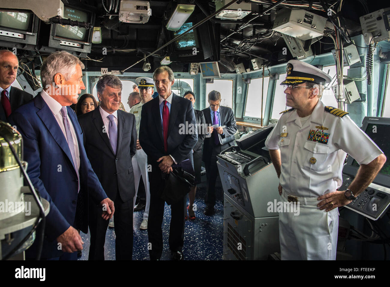 Le secrétaire américain à la Défense Chuck Hagel discute avec le capitaine Robert Katz, commandant de l'USS Vella Gulf (CG 72), un croiseur à missiles guidés de classe Ticonderoga, lors d'une visite à Constanța, en Roumanie. Le navire est déployé dans la zone de la 6e flotte des États-Unis pour soutenir la sécurité maritime régionale. Banque D'Images