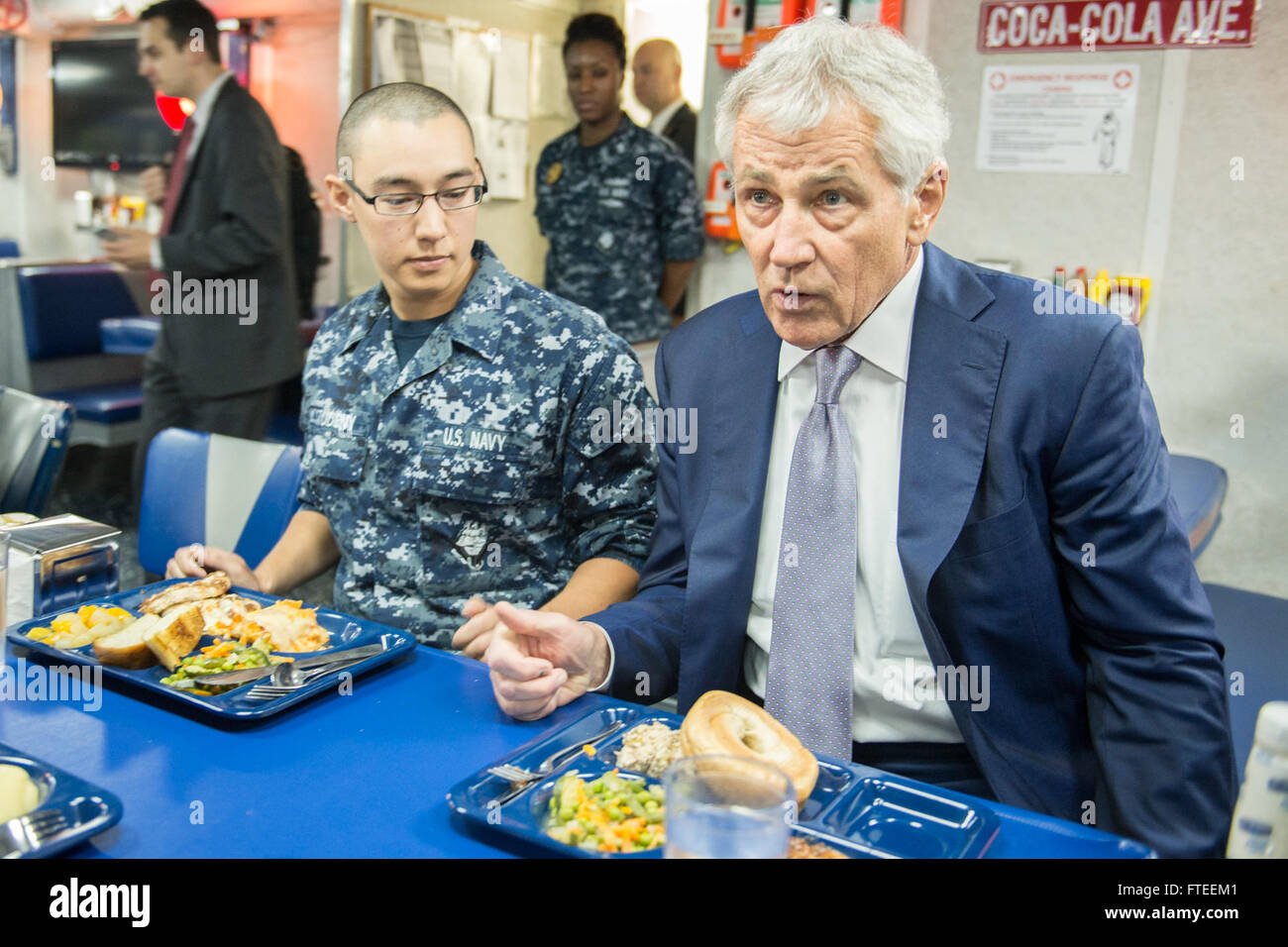 Le secrétaire américain à la Défense Chuck Hagel est vu déjeuner avec des marins à bord de l'USS *Vella Gulf* (CG 72), un croiseur à missiles guidés de classe Ticonderoga, lors d'une visite à Constanta, Roumanie, le 5 juin 2014. Le navire est déployé dans le cadre des opérations de sécurité de l’OTAN et des États-Unis en Méditerranée. Banque D'Images