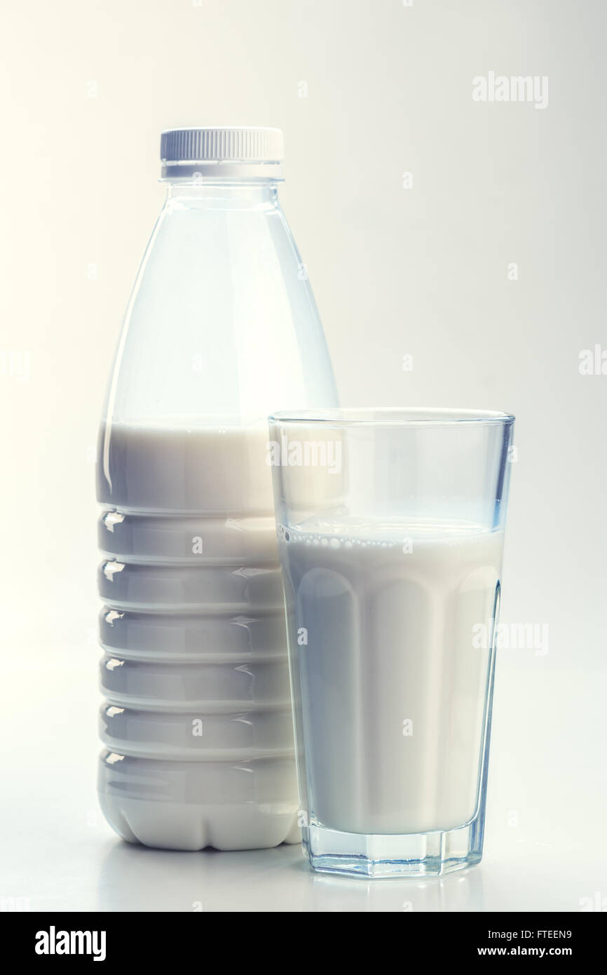 Bouteille et verre de lait Banque D'Images