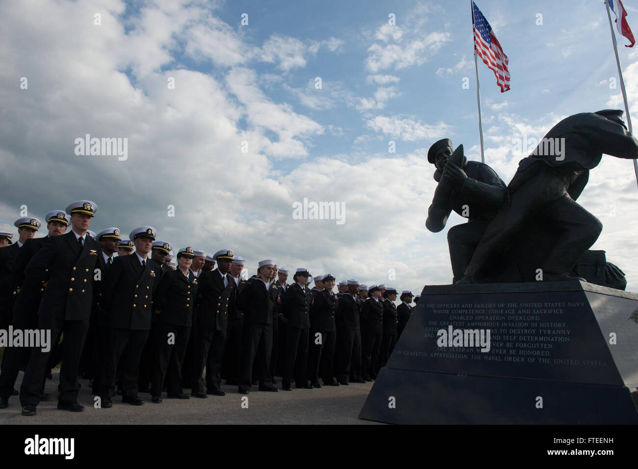 140605-N-YO152-108 UTAH BEACH, France (5 juin 2014) - Les Marins affectés aux missiles de l'USS Oscar Austin (DDG 79) s'élèvent à parade reste l'attente de l'ouverture de la cérémonie au Monument commémoratif de la Marine à Utah Beach. L'événement a été l'une des commémorations du 70e anniversaire du jour des opérations menées par les forces alliées de la Seconde Guerre mondiale, 5 et 6 juin 1944. Plus de 650 militaires américains ont rejoint les troupes de plusieurs pays de l'OTAN à participer à des cérémonies en l'honneur des événements survenus à l'invitation du gouvernement français. (U.S. Photo par marine Spécialiste de la communication de masse Banque D'Images