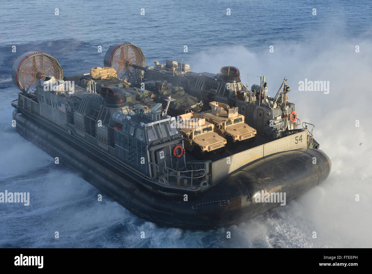 140606-N-HO612-511 MER MÉDITERRANÉE (6 juin 2014) - Un landing craft air cushion, affecté à l'unité d'assaut 4, quitte le pont du coffre de l'assaut amphibie USS Bataan (DG 5). Bataan, avec des éléments de la 22e Marine Expeditionary Unit, opère dans le domaine de la sixième flotte américaine pour renforcer les opérations de réponse aux crises des forces dans la région. (U.S. Photo par marine Spécialiste de la communication de masse 3 classe Erik Foster/libérés) Banque D'Images