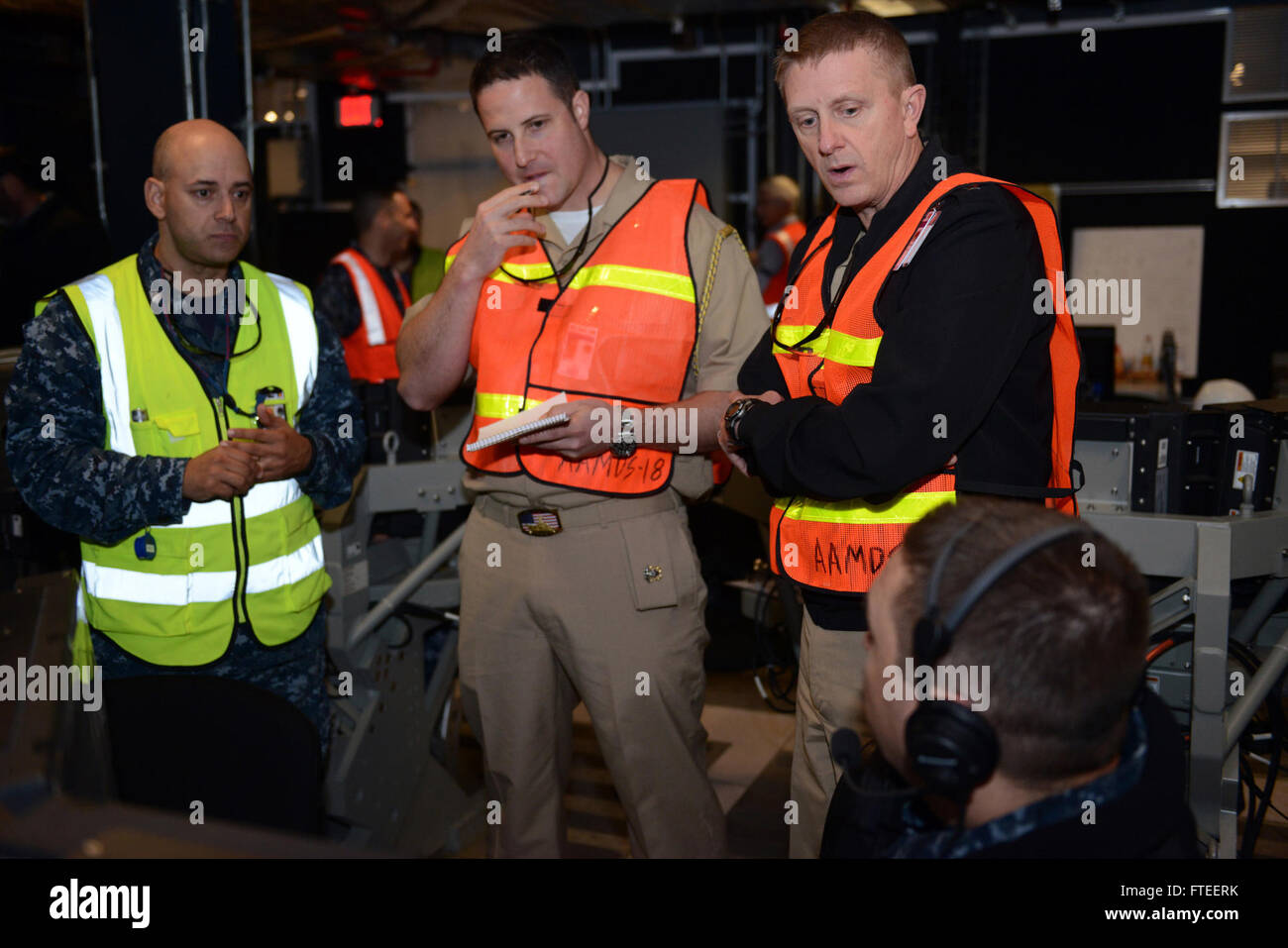 151005-N-LN337-193 FACILITÉ DE SOUTIEN NAVAL DEVESELU, Roumanie (oct. 5, 2015) - Arrière Adm. Johnny Wolfe, directrice de programme de l'Agence de défense antimissile AEGIS pour la défense antimissile balistique en Dahlgren, Virginie, parle d'un marin à l'Égide à terre de défense antimissile (AAMDS) à l'installation de soutien naval (NSF) Deveselu 5 octobre 2015. Au cours de sa visite, Wolfe a été en mesure de visiter les installations d'installation et de visualiser l'avancement de la construction. NSF Deveselu, une défense antimissile Aegis à terre situé au centre-sud de la Roumanie et l'accueil d'AAMDS, fait partie de la Phase II de l'App d'adaptation progressive Banque D'Images