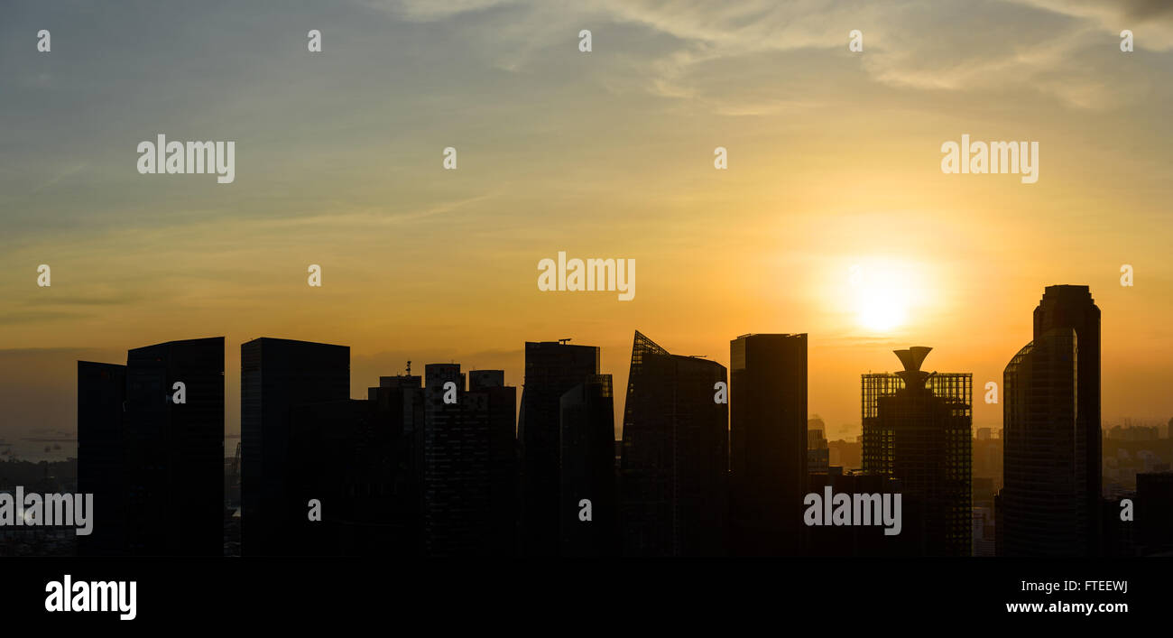 Silhouettes de Singapour des gratte-ciel au coucher du soleil Banque D'Images
