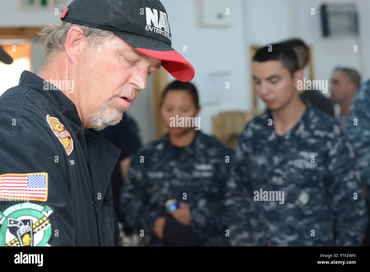 150006-N-LN337-175 DEVESELU, Roumanie (oct. 6, 2015) John Conley de divertissement célèbre Chef de la marine de l'excursion "Messlords" sert le dîner à la marins et civils de Naval Support Facility (NSF) Deveselu 6 octobre 2015. Comme l'animation de la Marine pour une première visite de l'installation, le chef a préparé quatre repas sur une période de 24 heures, le personnel de donner un repas pris avec les arts culinaires de grands chefs. NSF est un Deveselu à terre d'installations de la défense antimissile Aegis située au centre-sud de la Roumanie. L'établissement fournit des services de soutien de qualité à l'égide de la rive à terre de défense antimissile (AAMDS) et activer Banque D'Images