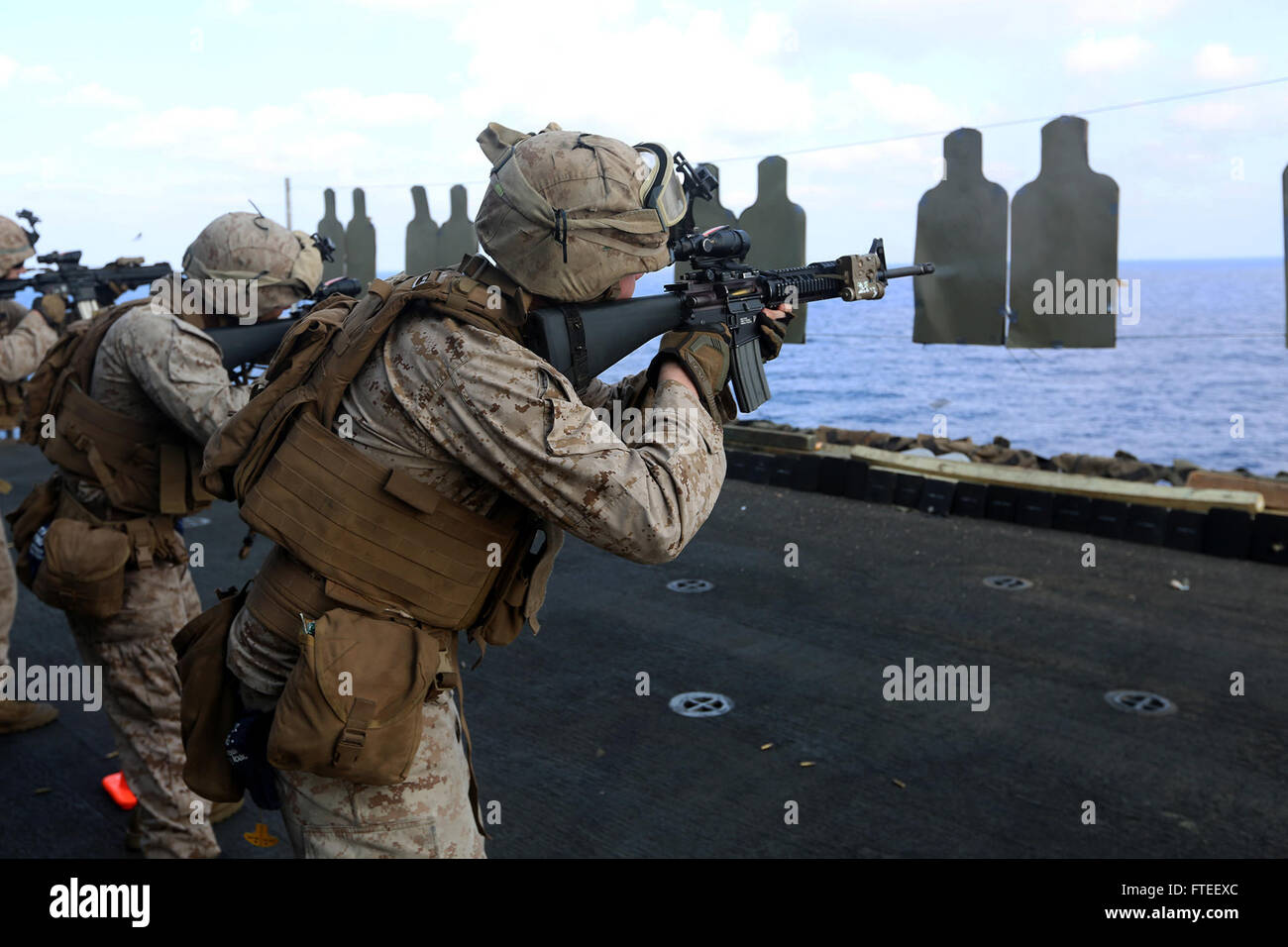 Un bataillon de marines des États-Unis avec l'équipe d'atterrissage 1er Bataillon, 6e Régiment de Marines, 22e Marine Expeditionary Unit (MEU), tire sur sa cible au cours d'une gamme de tir réel à bord du USS Bataan (DG 5), en mer, le 10 juin 2014. Éléments de la 22e MEU, embarquée à bord de Bataan, fonctionnent dans la sixième flotte américaine zone des opérations pour augmenter les forces d'intervention en cas de crise aux États-Unis dans la région. (U.S. Marine Corps photo par le Cpl. Caleb McDonald/libérés) Inscrivez-vous à la conversation sur Twitter ( https://twitter.com/naveur navaf ) Suivez-nous sur Facebook ( https://www.facebook.com/USNavalForcesEuropeAfrica ) et pendant que vous y êtes Banque D'Images