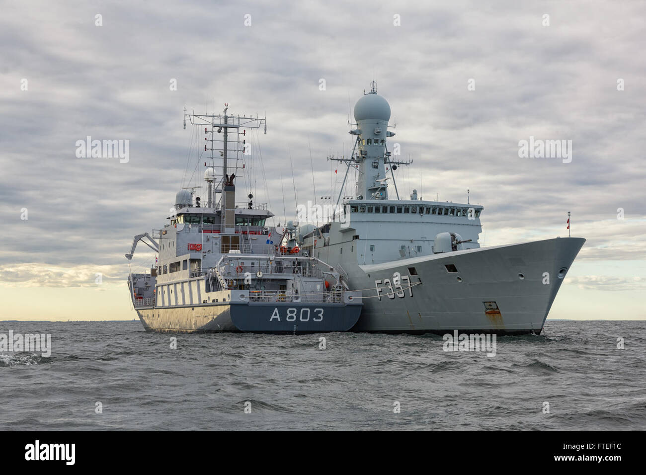140614-O-ZZNNN-121 : navire de guerre néerlandais HNLMS Luymes (A803) se place le long du navire de guerre danois HDMS, Thétis (F357) pour transférer des matériaux pour un exercice de formation à venir au cours des opérations de la Baltique (2014) BALTOPS. Maintenant dans sa 42e année, BALTOPS est un annuel, exercice multinational de renforcer les capacités maritimes, l'interopérabilité, et de soutenir la stabilité régionale. (Photo de la Cmdr.(RNLN) Peter Bergen Henegouwen) Banque D'Images