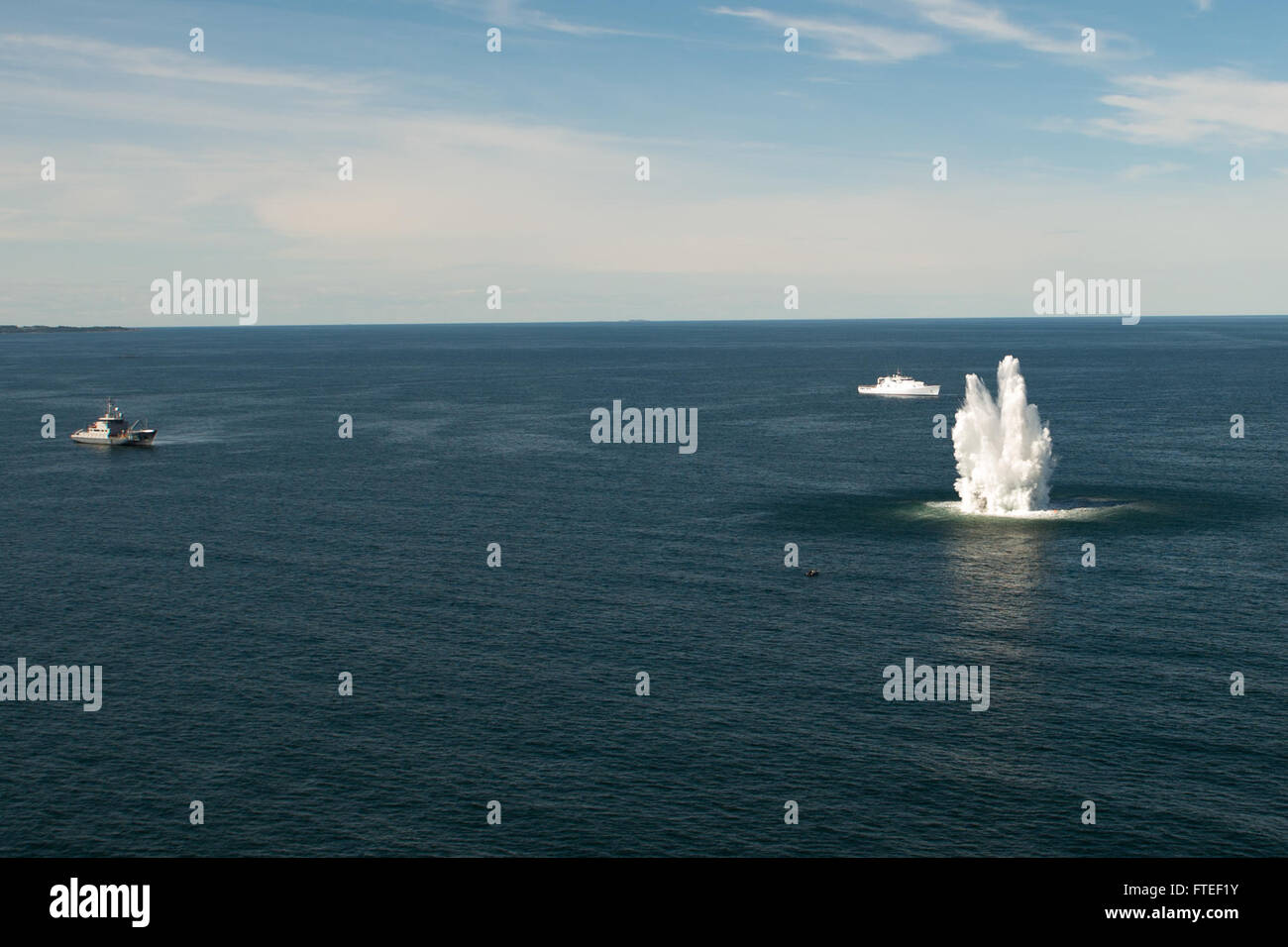 Une photo de BALTOPS 2014, capturant les forces de la coalition observant une explosion de mine pendant l'exercice. Les BALTOPS, qui se tiennent chaque année, renforcent les capacités maritimes et soutiennent la stabilité régionale grâce à la coopération multinationale. Banque D'Images