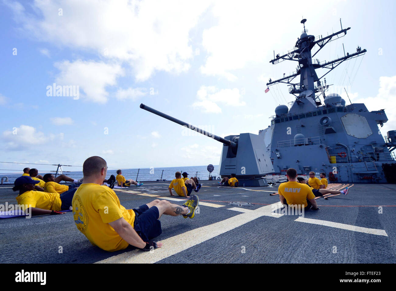 L'USS Nitze (DDG 94), un destroyer à missiles guidés, est montré effectuant un entraînement physique CPO 365 dans l'océan Indien. Le navire soutient les opérations de sécurité maritime et de sécurité du théâtre dans la zone d'opérations de la 6e flotte américaine. Banque D'Images