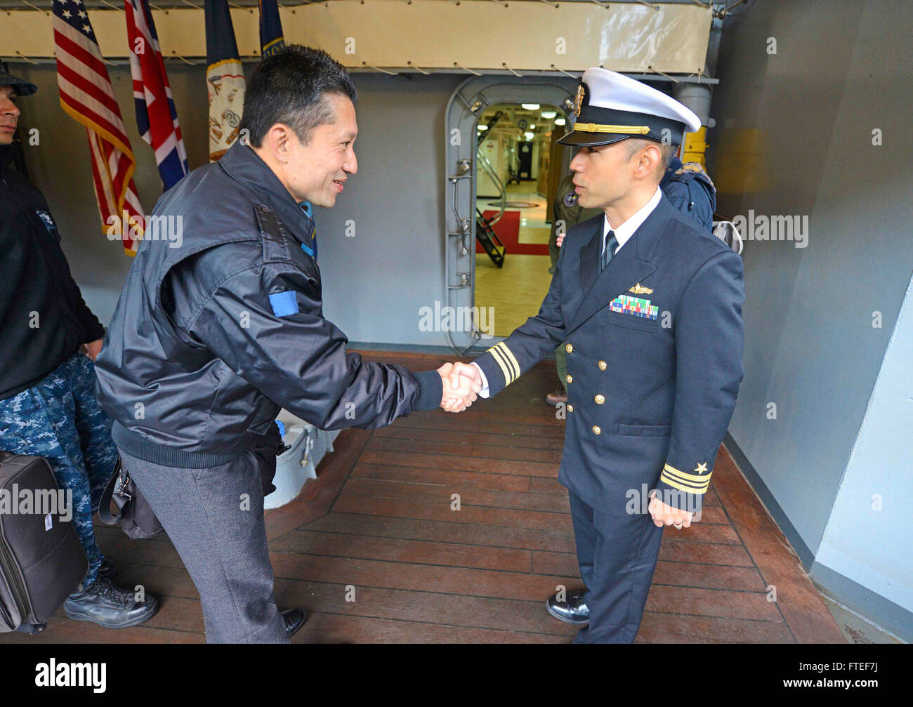 Cette photo montre Lt. Cmdr. Christopher Deleon de l'USS Mount Whitney (LCC 20) accueille le capitaine Keizo Kitagawa, attaché de défense du Japon au Royaume-Uni, à bord du navire pour une conférence des forces de la coalition. L'USS Mount Whitney fait partie de la 6e flotte américaine et opère avec un équipage combiné de membres de l'US Navy et de marins du Military Sealift Command. Banque D'Images