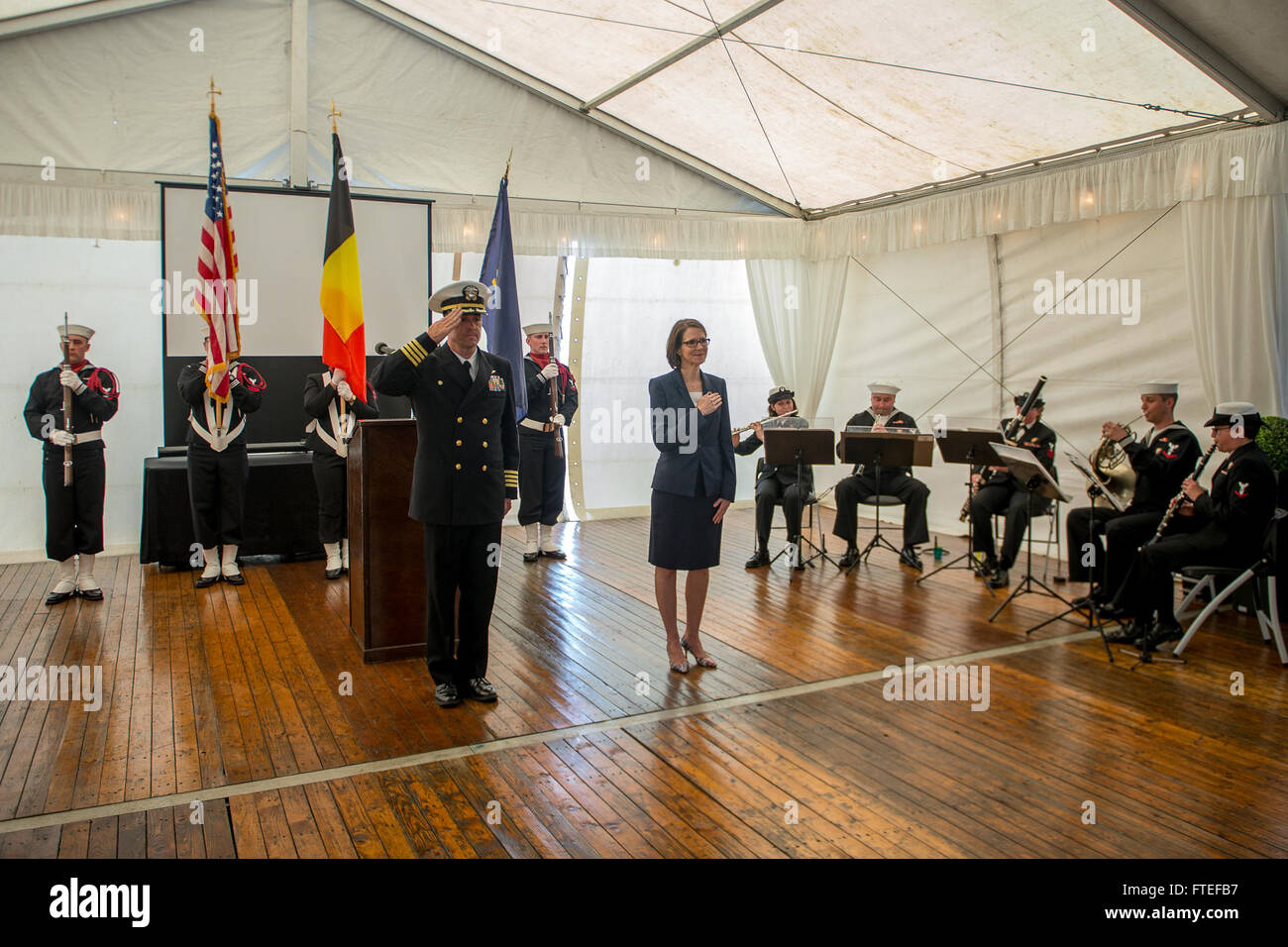 Cette photographie capture une cérémonie à bord de l'USS Mount Whitney, un navire de commandement et de contrôle de l'US Navy, mettant en vedette le capitaine Craig A. Clapperton et l'ambassadrice des États-Unis Denise Bauer pendant l'hymne national des États-Unis. Le Mount Whitney est stationné à Gaeta, en Italie, et opère avec un équipage international. Banque D'Images