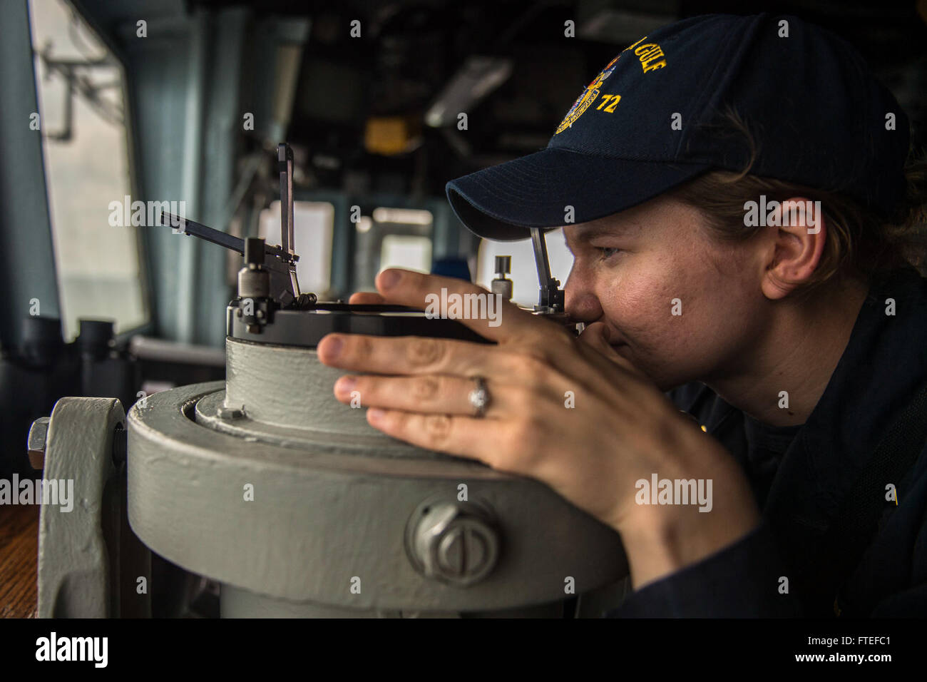 140709-N-KE519-043 MER NOIRE (9 juillet 2014) - L'Étoile Claire Wardius utilise un taximètre pour marquer la surface à proximité de roulement contacts sur le pont de la classe Ticonderoga croiseur lance-missiles USS Vella Gulf (CG 72). Vella Gulf, homeported à Norfolk, Va., mène des opérations navales avec des partenaires et alliés aux États-Unis 6e zone d'opérations de la flotte afin de faire progresser la sécurité et la stabilité en Europe. (U.S. Photo par marine Spécialiste de la communication de masse 3 Classe Edward Guttierrez III/libérés) Inscrivez-vous à la conversation sur Twitter ( https://twitter.com/naveur navaf ) Suivez-nous sur Facebook ( https Banque D'Images