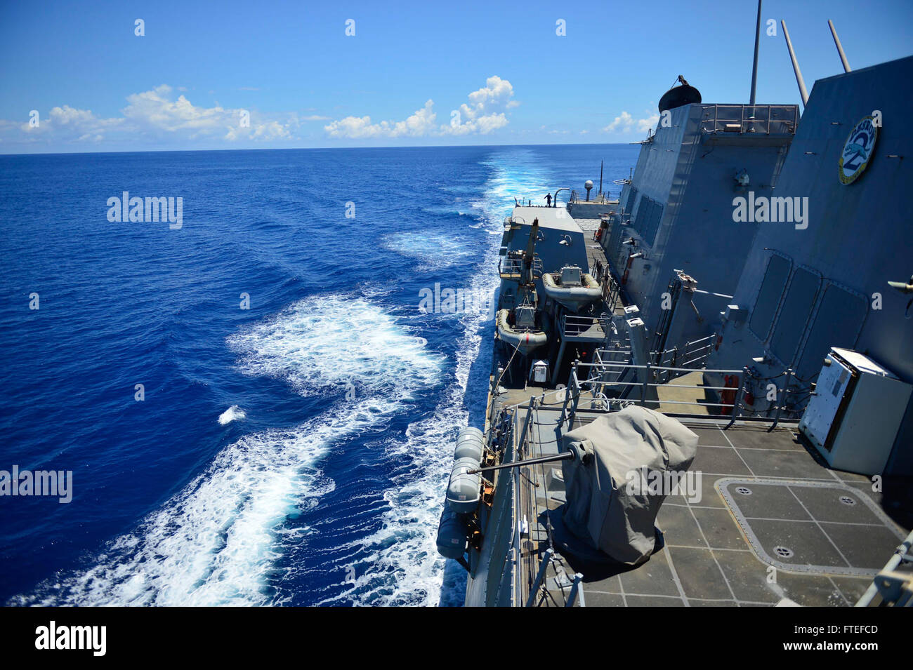 140709-N-A101-103 de l'OCÉAN ATLANTIQUE (9 juillet 2014) -Le destroyer USS-missiles Nitze (DDG 94) permet de naviguer dans l'océan Atlantique. Nitze, homeported à Norfolk, Va., mène des opérations navales à l'appui des intérêts de sécurité nationale des États-Unis dans la sixième flotte américaine zone d'opérations. (U.S. Photo par marine Spécialiste de la communication de masse Maddelin Angebrand 1ère classe) Banque D'Images