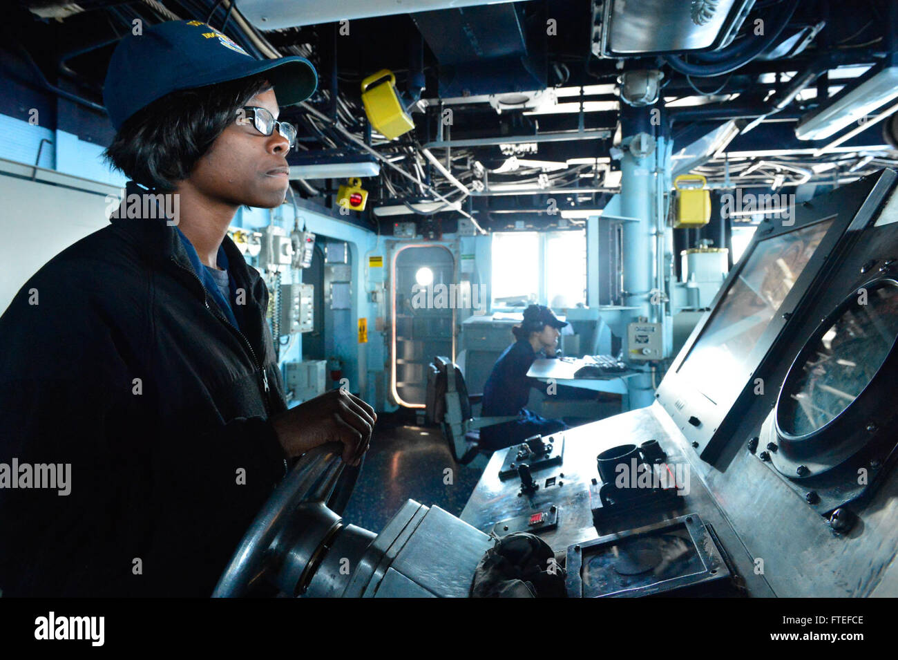 Une photographie de l'apprenti matelot Kiara Harris, montre debout en tant que timonier sur le pont de l'USS Nitze (DDG 94). Le destroyer à missiles guidés mène des opérations navales pour soutenir la sécurité nationale des États-Unis dans la zone de la 6e flotte. Banque D'Images