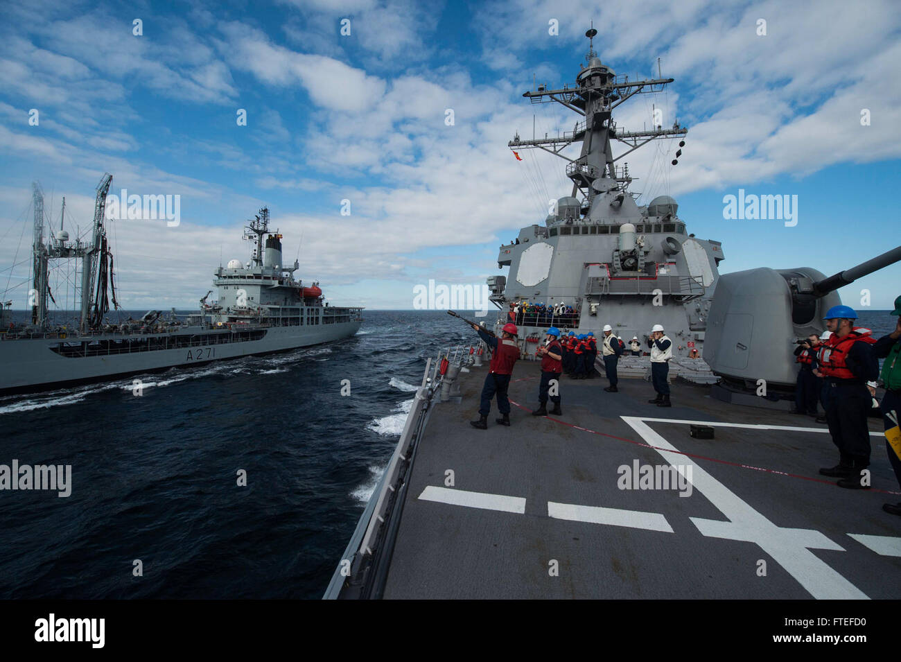 Les marins à bord de l'USS Oscar Austin (DDG 79) participent à une opération de ravitaillement en mer avec le pétrolier auxiliaire Gold Rover (A271) de la Royal Fleet le 10 juillet 2014. L'opération soutient les activités navales américaines dans la zone d'opérations de la 6e flotte américaine. Banque D'Images