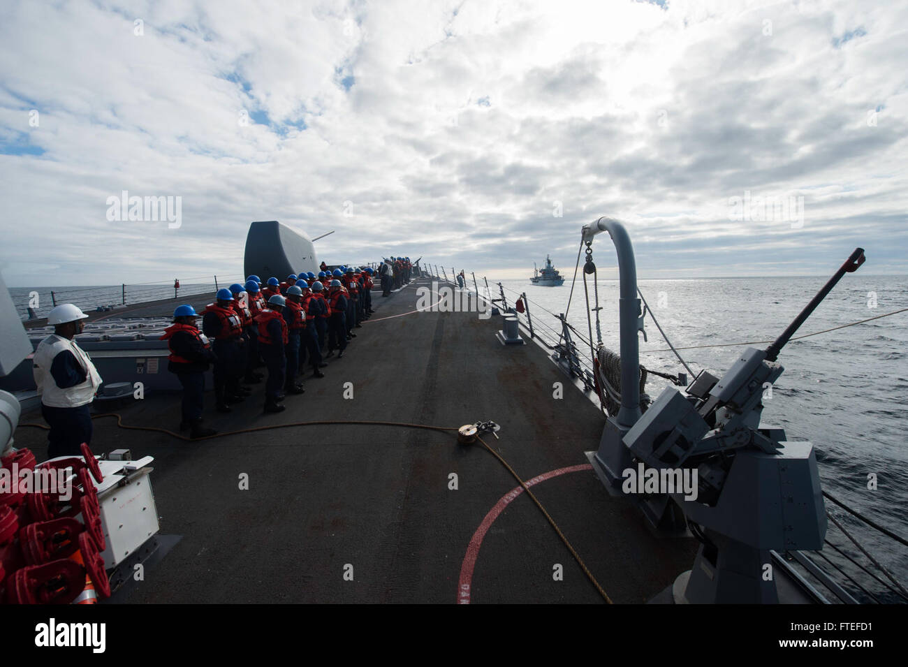 Cette photo capture des marins à bord de l'USS Oscar Austin (DDG 79) qui se préparent à un ravitaillement en mer avec le pétrolier auxiliaire Gold Rover (A271) de la Royal Fleet. L'opération soutient les opérations navales américaines dans la zone d'opérations de la 6e flotte en juillet 2014. Banque D'Images