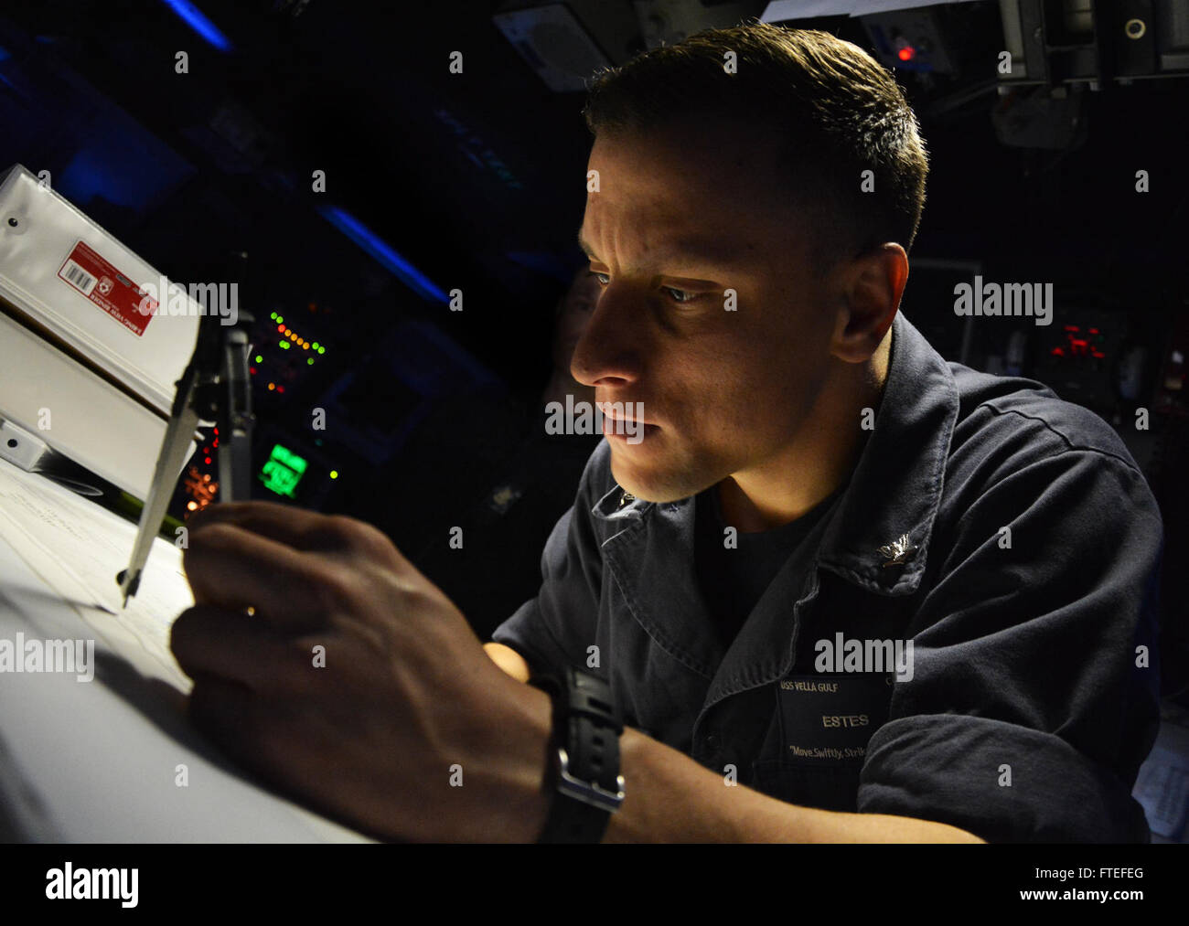 Cette photo de l'US Navy du 20 juillet 2014 montre le spécialiste des opérations de 3e classe Colin Estes corrigeant une carte à bord de l'USS Vella Gulf. Le navire menait des opérations en Méditerranée pour renforcer la sécurité en Europe. Banque D'Images