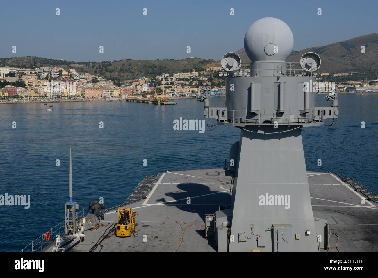 L'USS Mount Whitney quitte Gaeta, en Italie, le 12 août 2014, après avoir mené des opérations avec un équipage de marins de l'US Navy et des marins du service civil du Military Sealift Command, soutenant la 6e flotte américaine. Banque D'Images