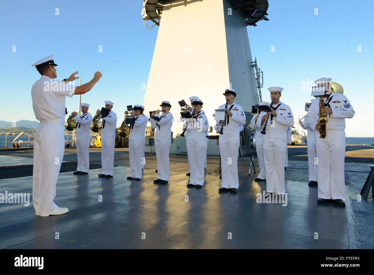 L'orchestre des forces navales américaines Europe joue l'hymne national français lors d'une réception sur l'USS Mount Whitney (LCC 20) au large de Theoule-sur-mer, en France. Le navire commémore le 70e anniversaire de l'opération Dragoon, qui a contribué à la libération du sud de la France pendant la seconde Guerre mondiale. Banque D'Images
