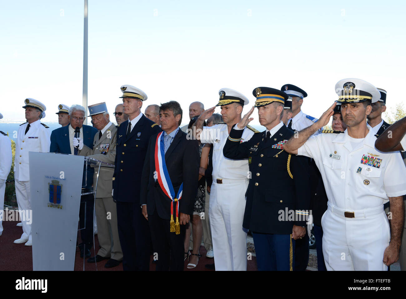 La cérémonie à Théoule-sur-mer, en France, a commémoré le 70e anniversaire de l'opération Dragoon, un événement crucial dans la libération du sud de la France pendant la IIe Guerre mondiale des chefs militaires des forces américaines et françaises ont participé, honorant les morts à la Croix de Lorraine. Banque D'Images
