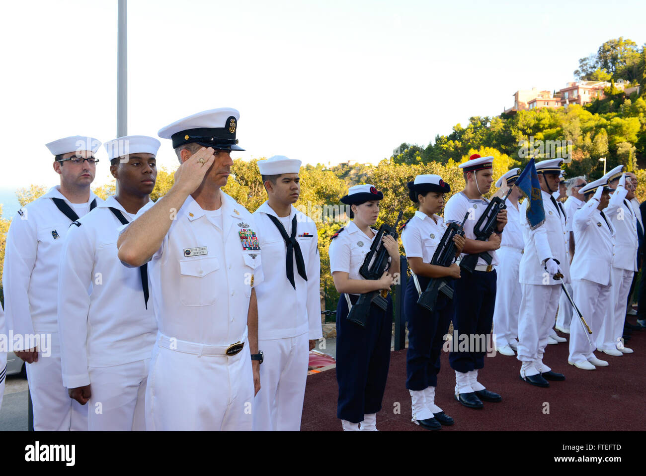 Le 14 août 2014, le commandant-chef Matthew Dickinson et d'autres marins de la 6e flotte américaine participent à une cérémonie de dépôt de gerbes à la Croix de Lorraine à Théoule-sur-mer, en France. La cérémonie commémorait le 70e anniversaire de l'opération Dragoon, qui a contribué à la libération du sud de la France pendant la seconde Guerre mondiale Banque D'Images